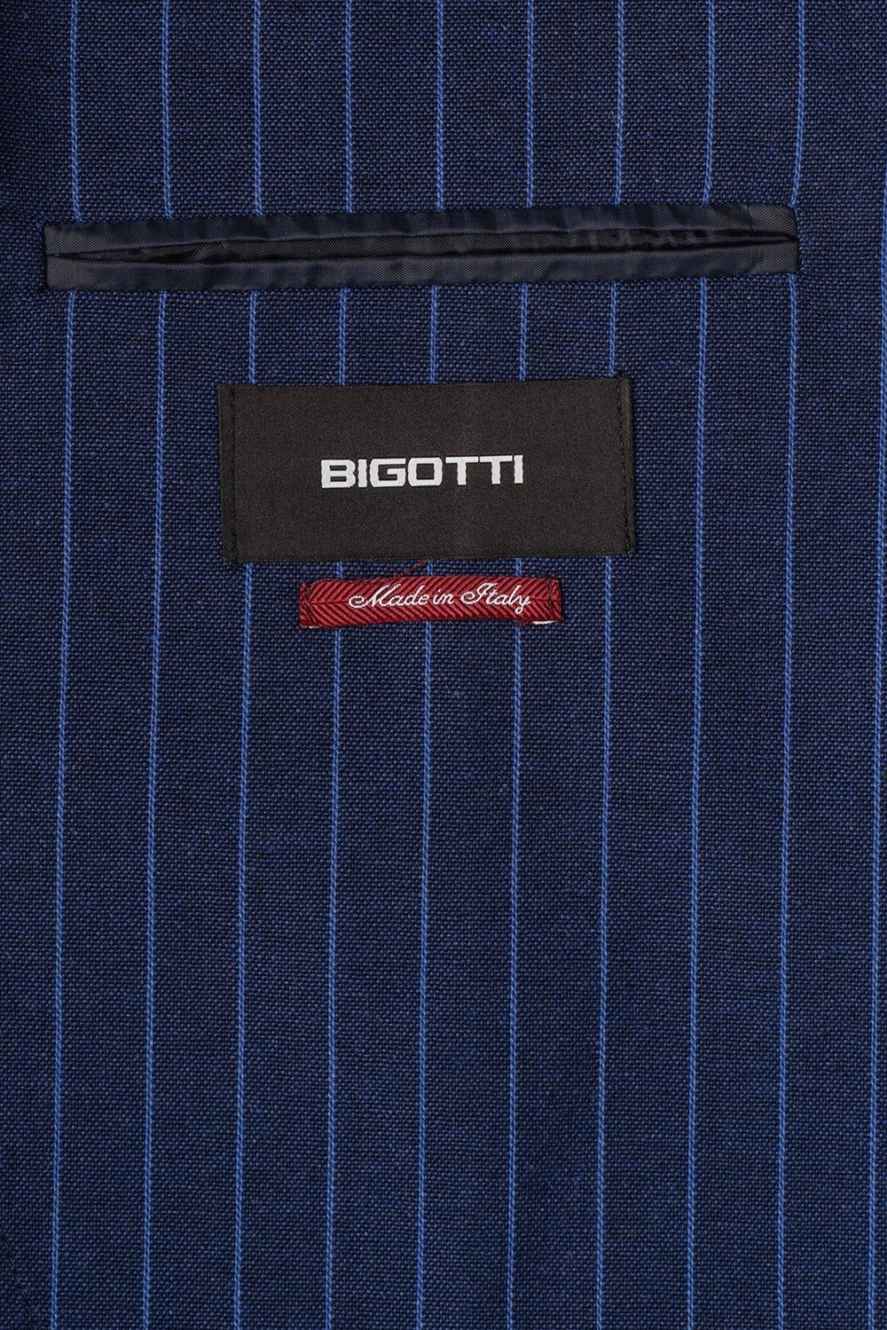 Costum albastru in dungi