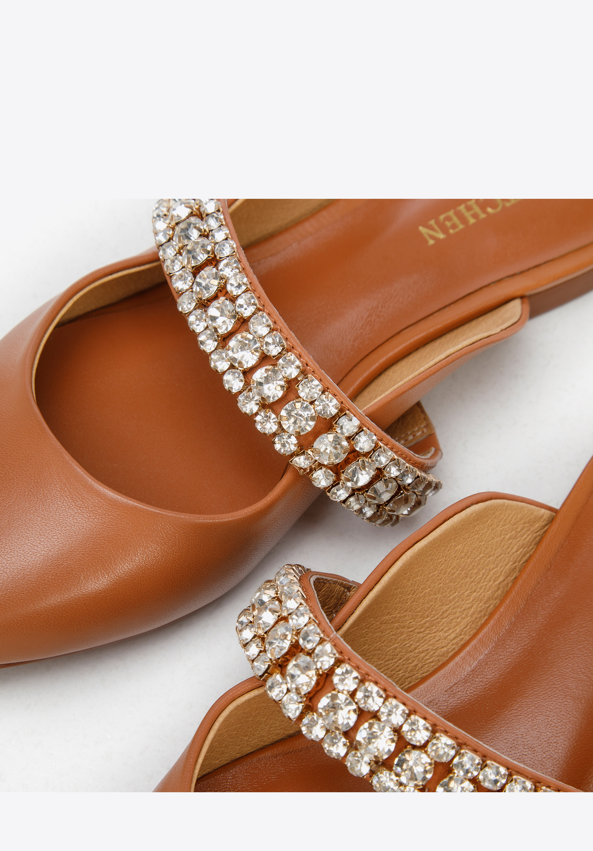 Damskie klapki skórzane z błyszczącym paskiem