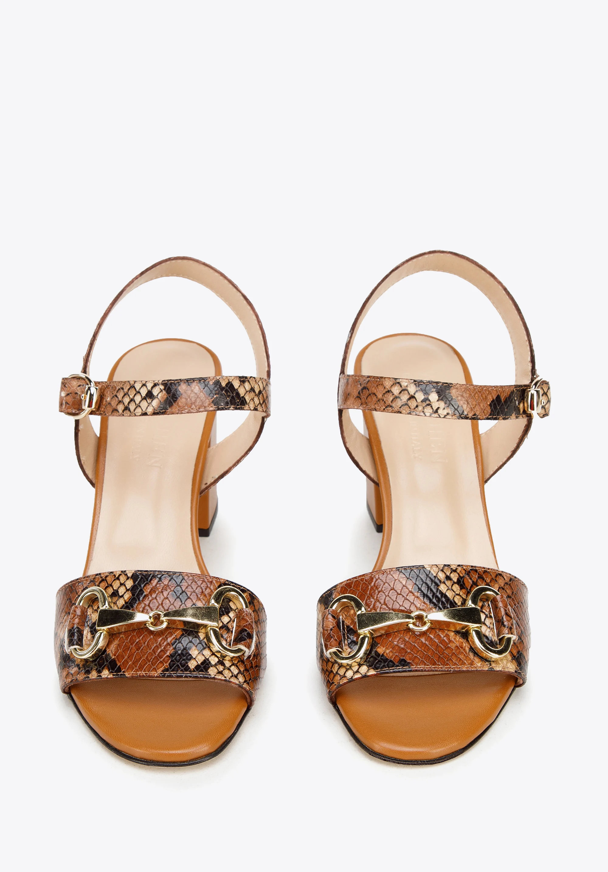 Sandały skórzane na słupku z klamerką