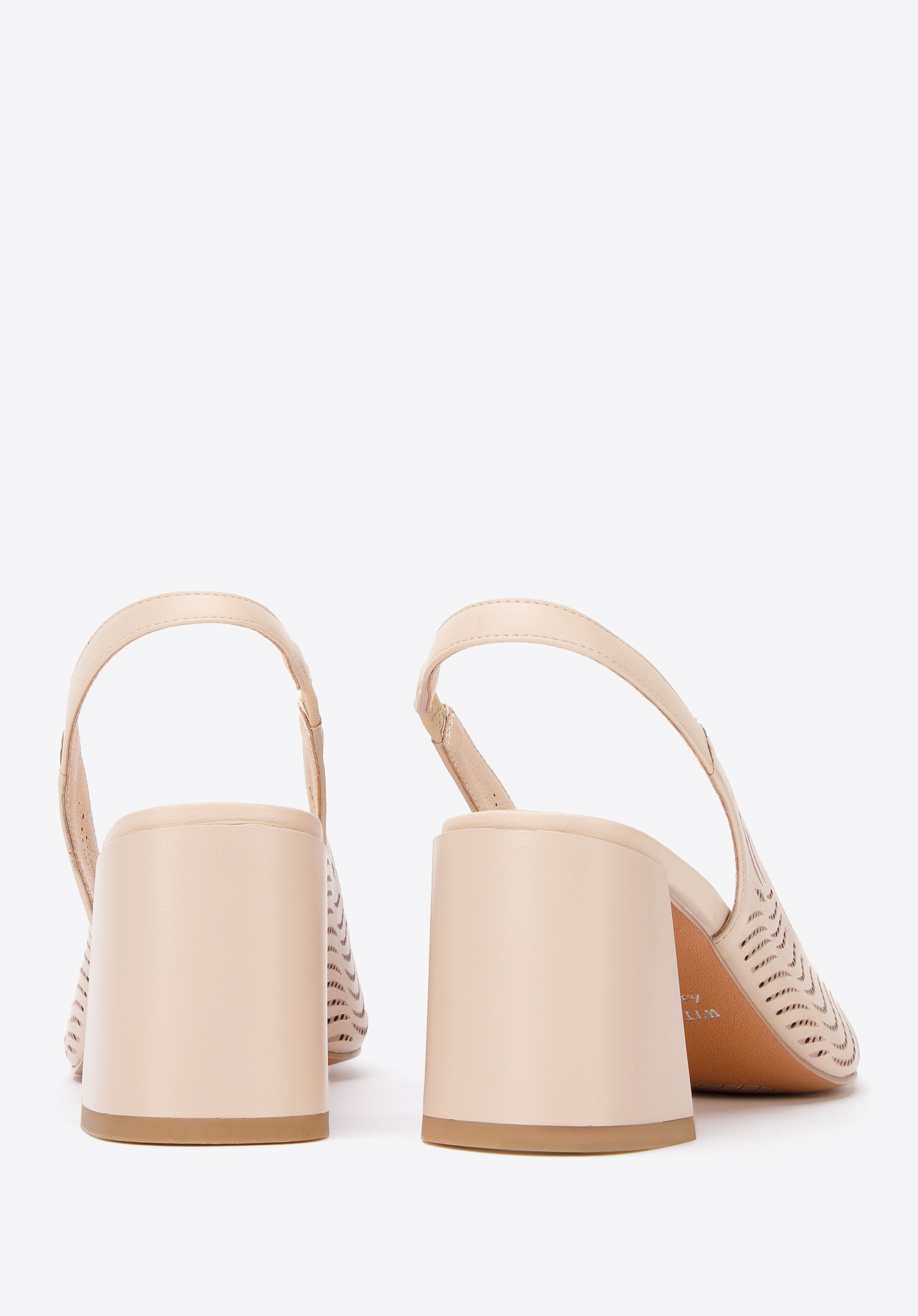 Czółenka z ażurowej skóry na słupku