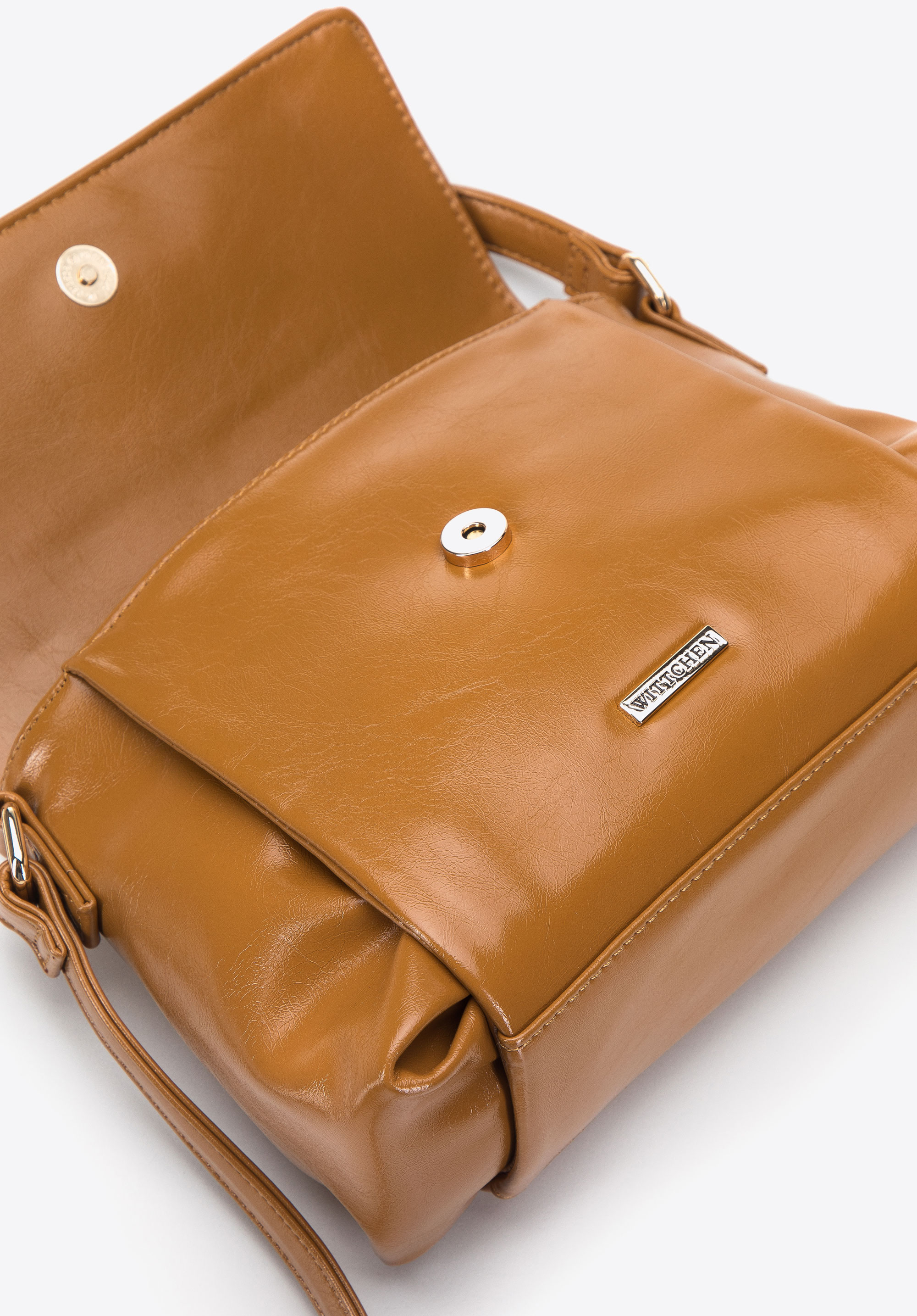 Damska listonoszka z lakierowanej ekoskóry z łańcuchem na klapie