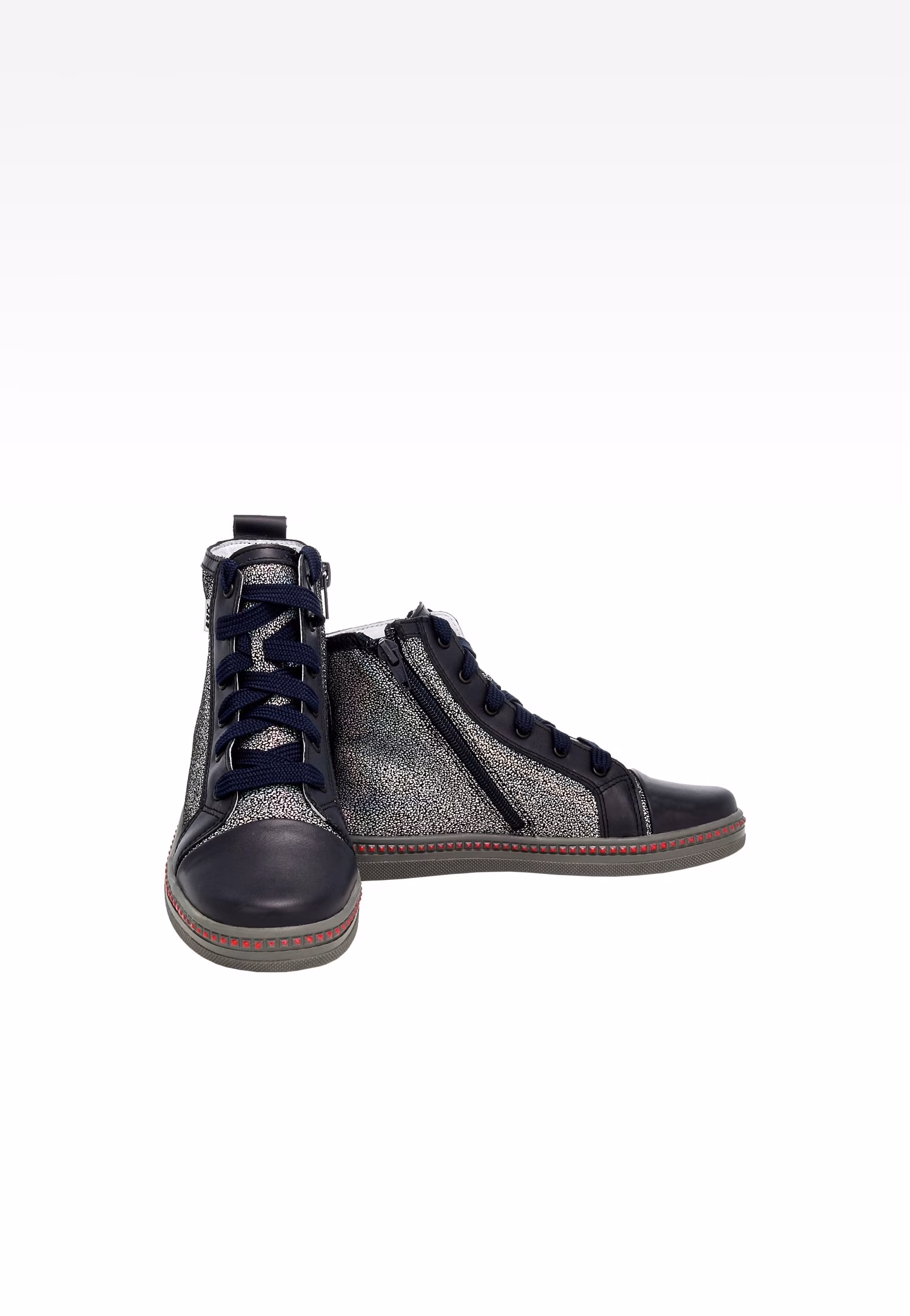 Szare trampki z elementami z lakierowanej skóry 14133-08