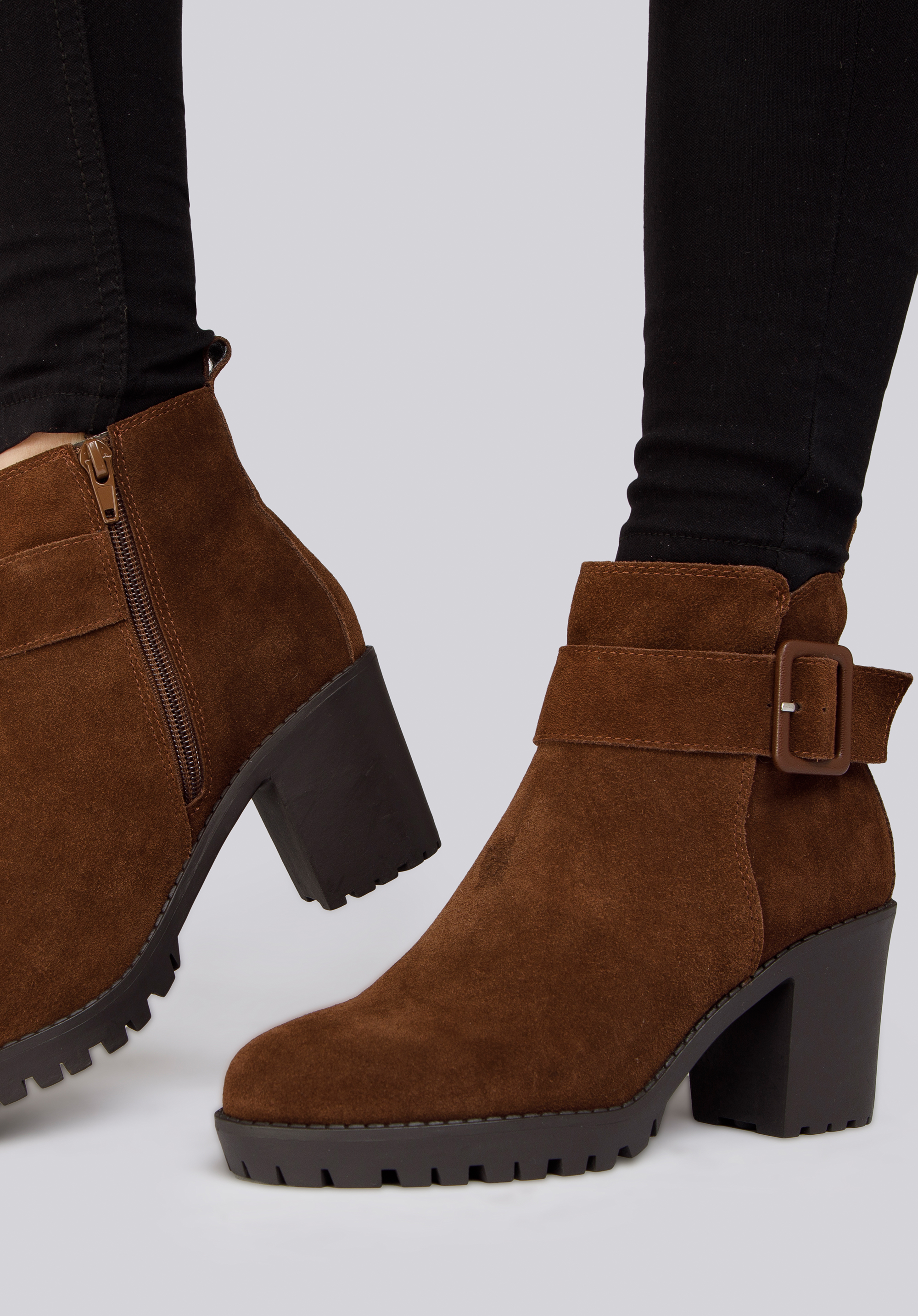 Damskie botki zamszowe z ozdobną klamrą