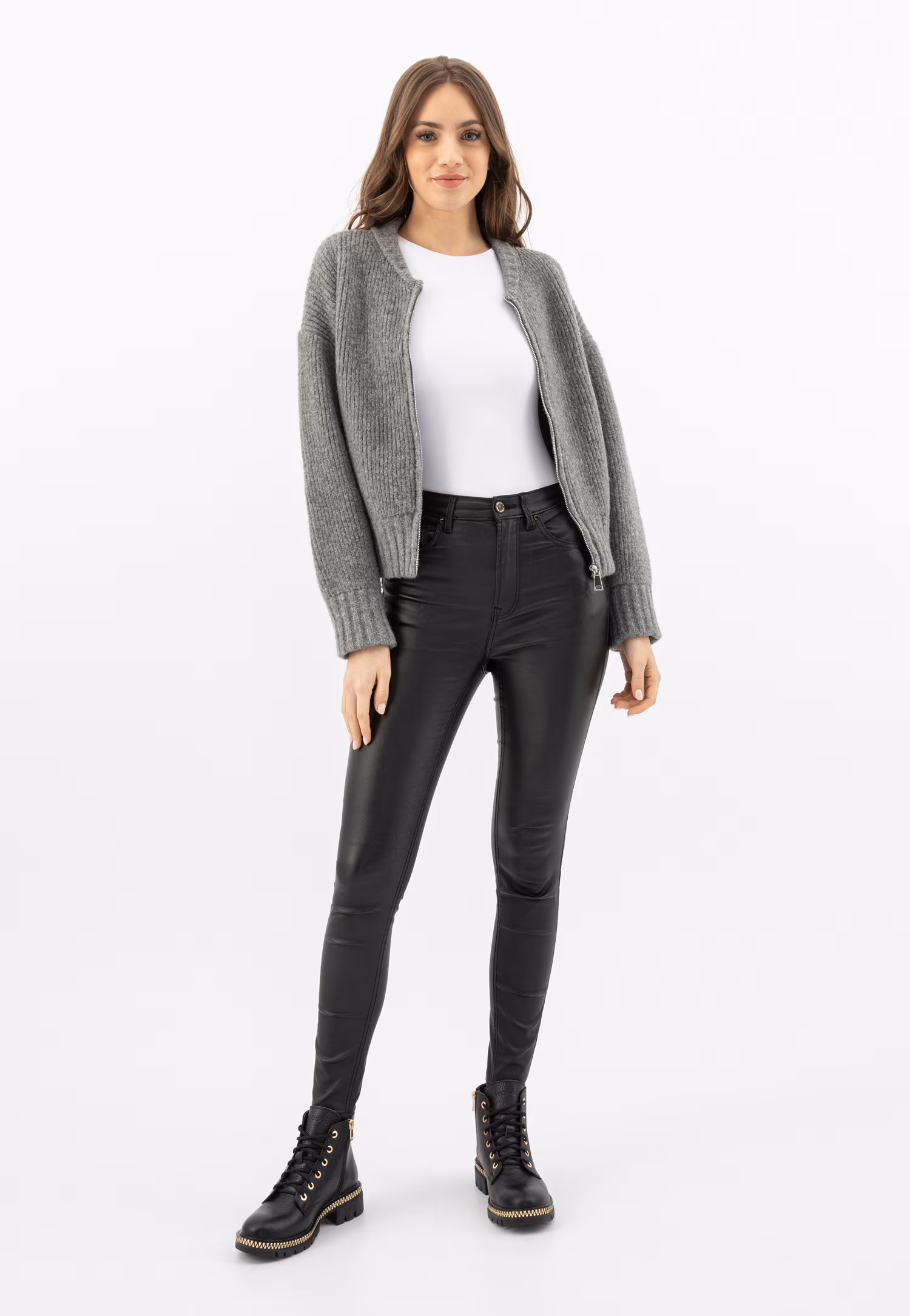 Czarne trzewiki damskie z ozdobnym złotym zamkiem na podeszwie