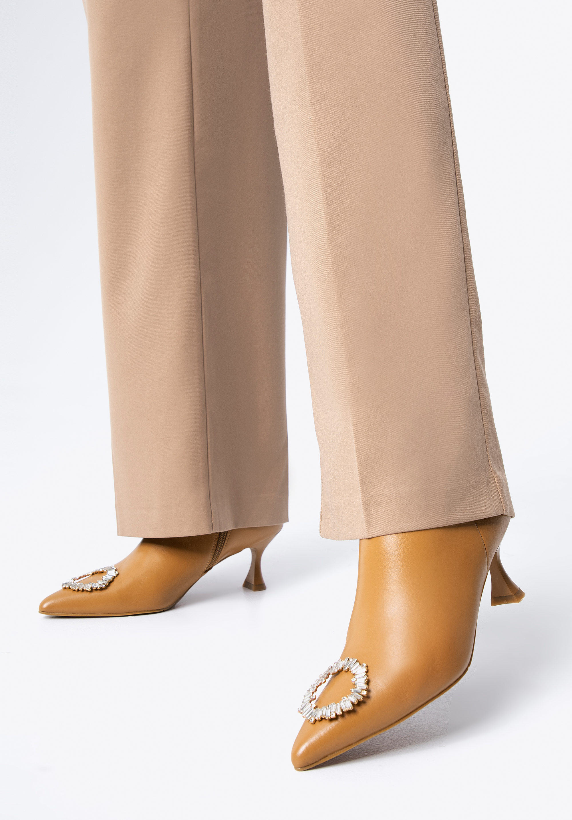 Botki skórzane z okrągłą klamrą na szpilce