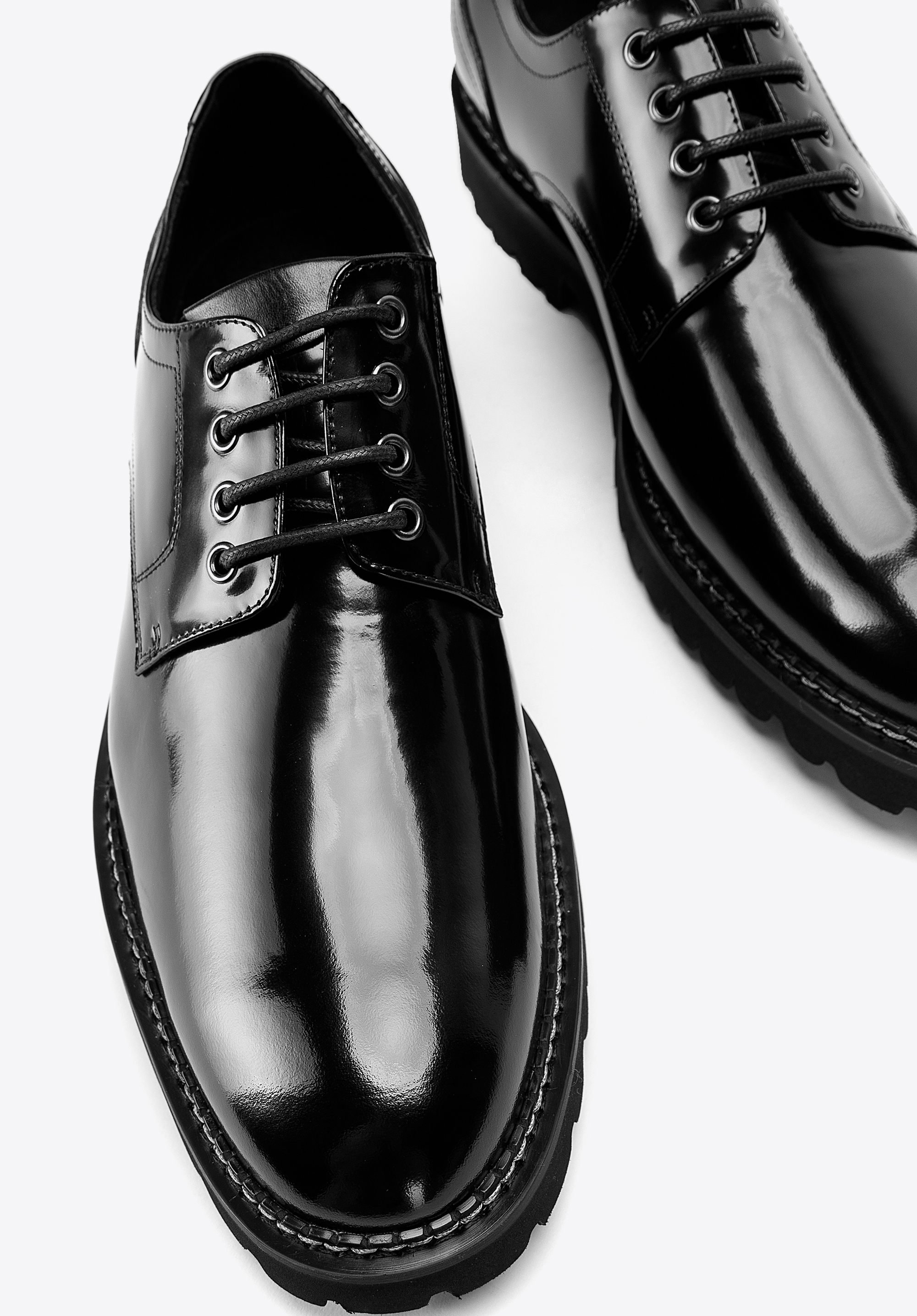 Męskie półbuty ze skóry lakierowanej na lekkiej podeszwie