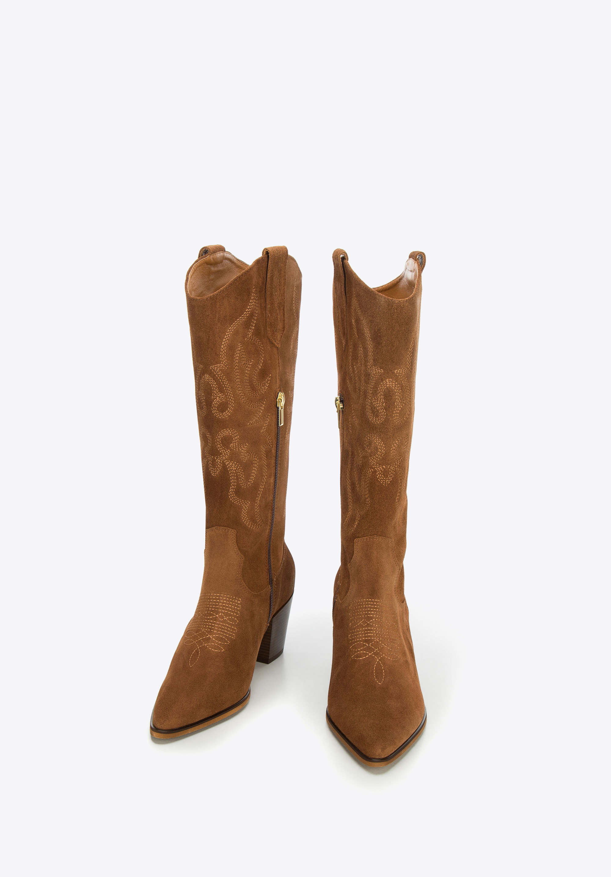 Kowbojki zamszowe z haftami i noskiem w szpic