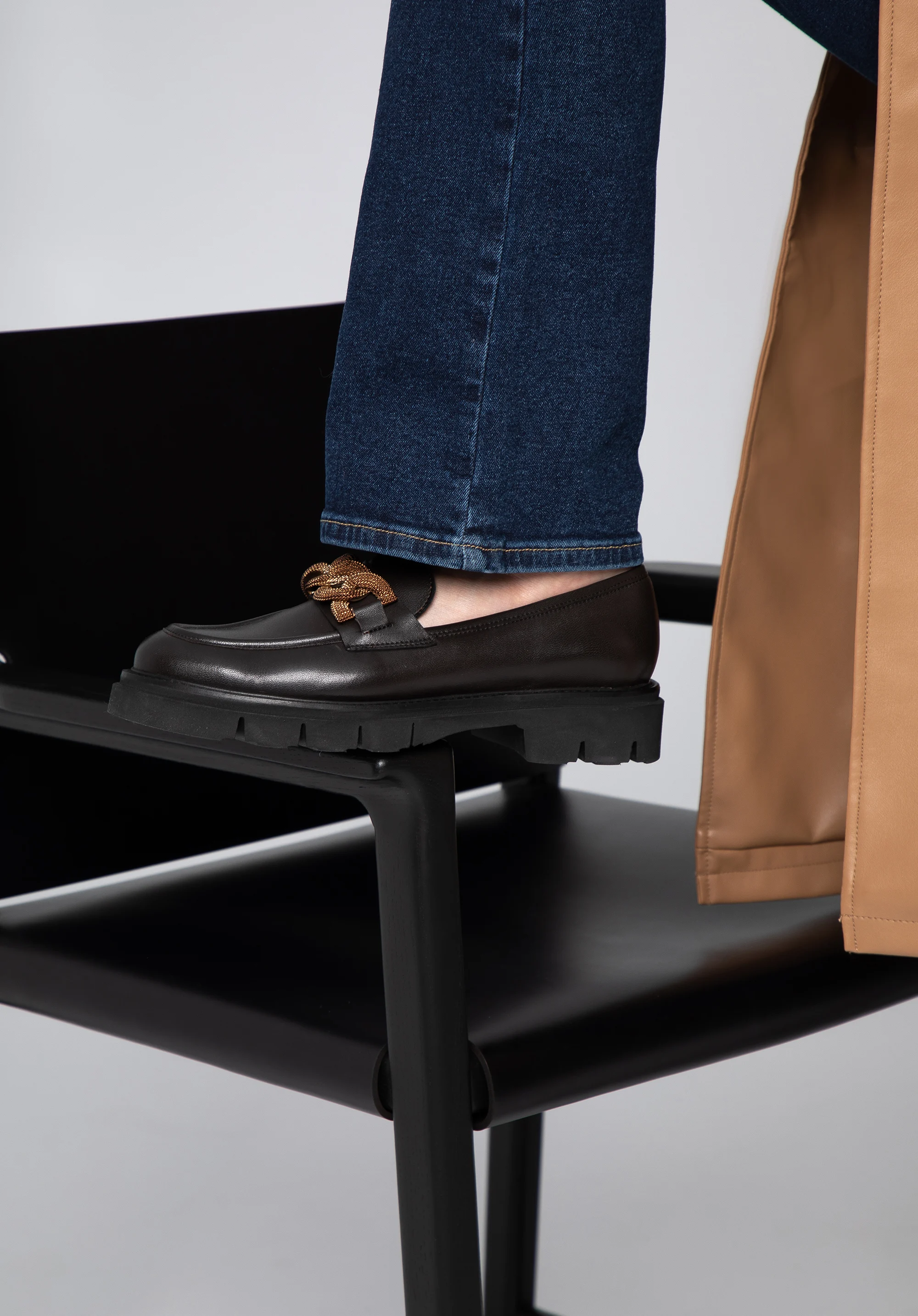 Damskie mokasyny skórzane z ozdobnym łańcuchem na platformie