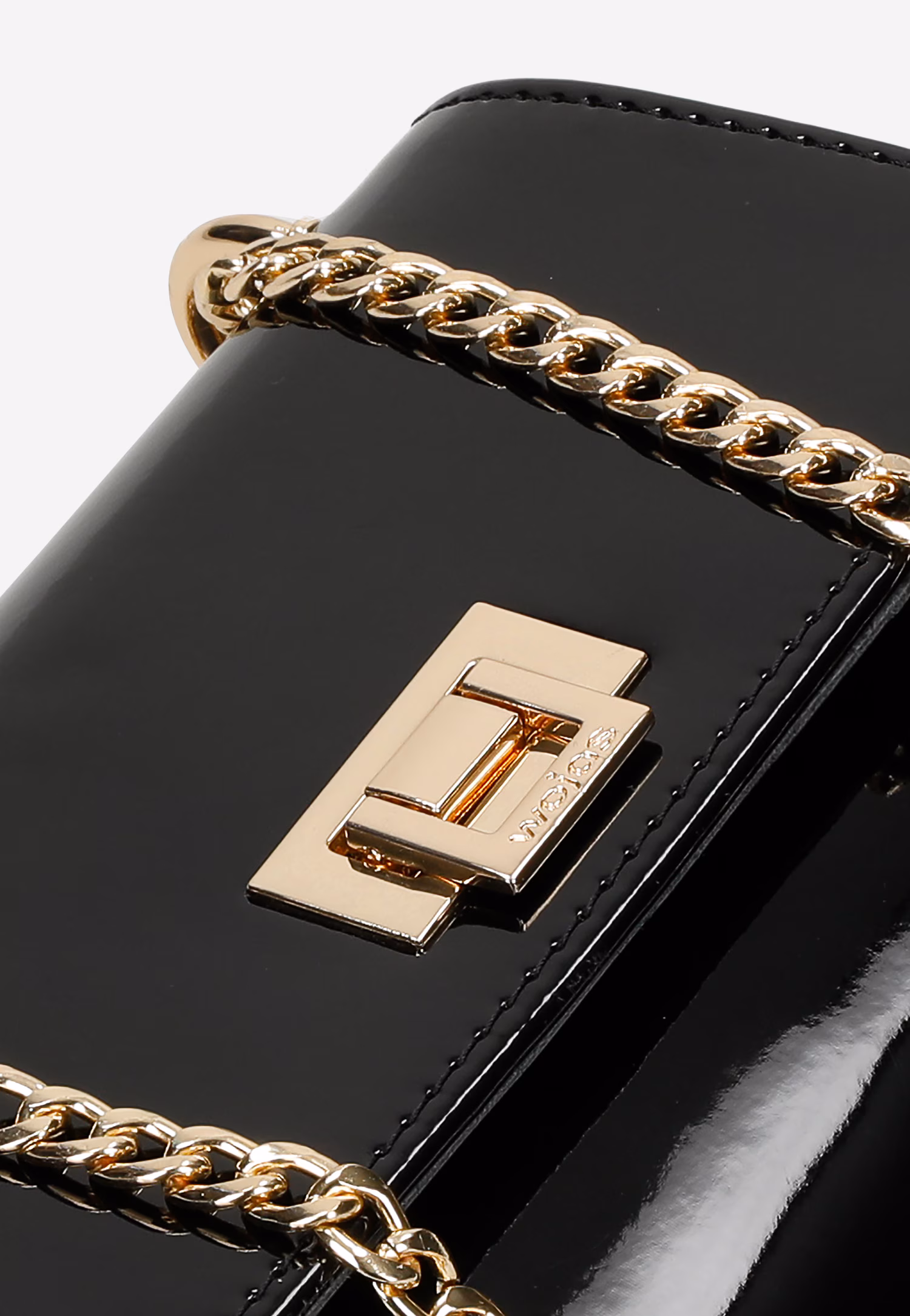 Czarna lakierowana torebka ze złotym łańcuchem