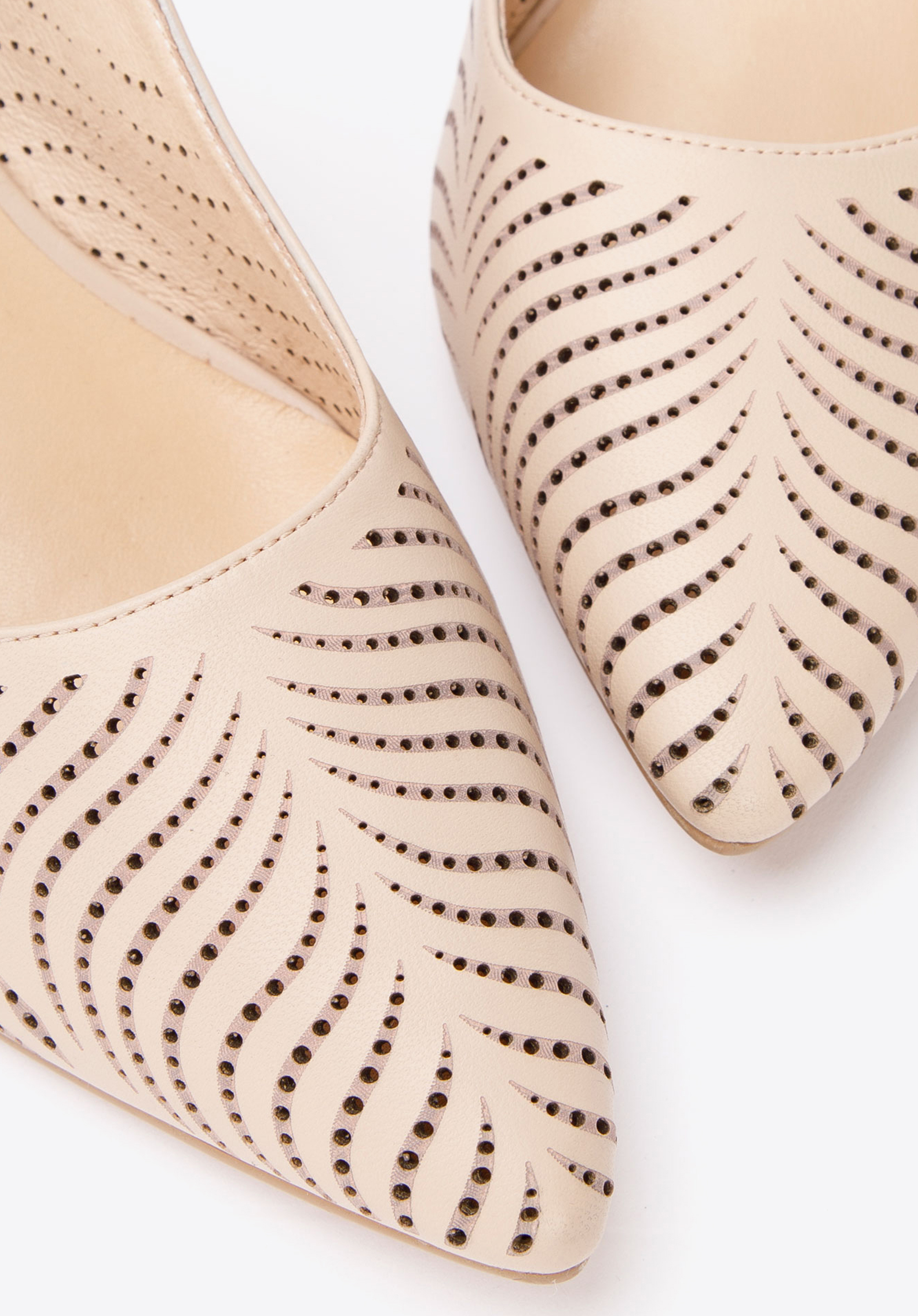 Czółenka z ażurowej skóry na słupku