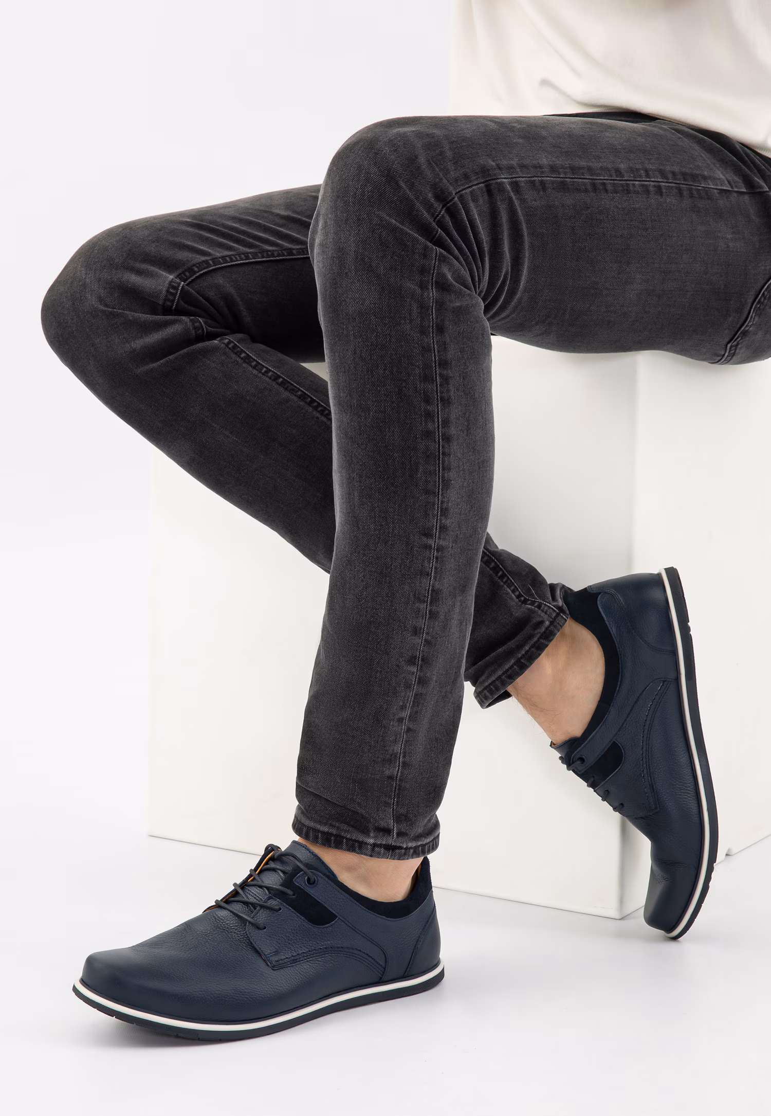 Czarne sneakersy męskie na płaskiej podeszwie