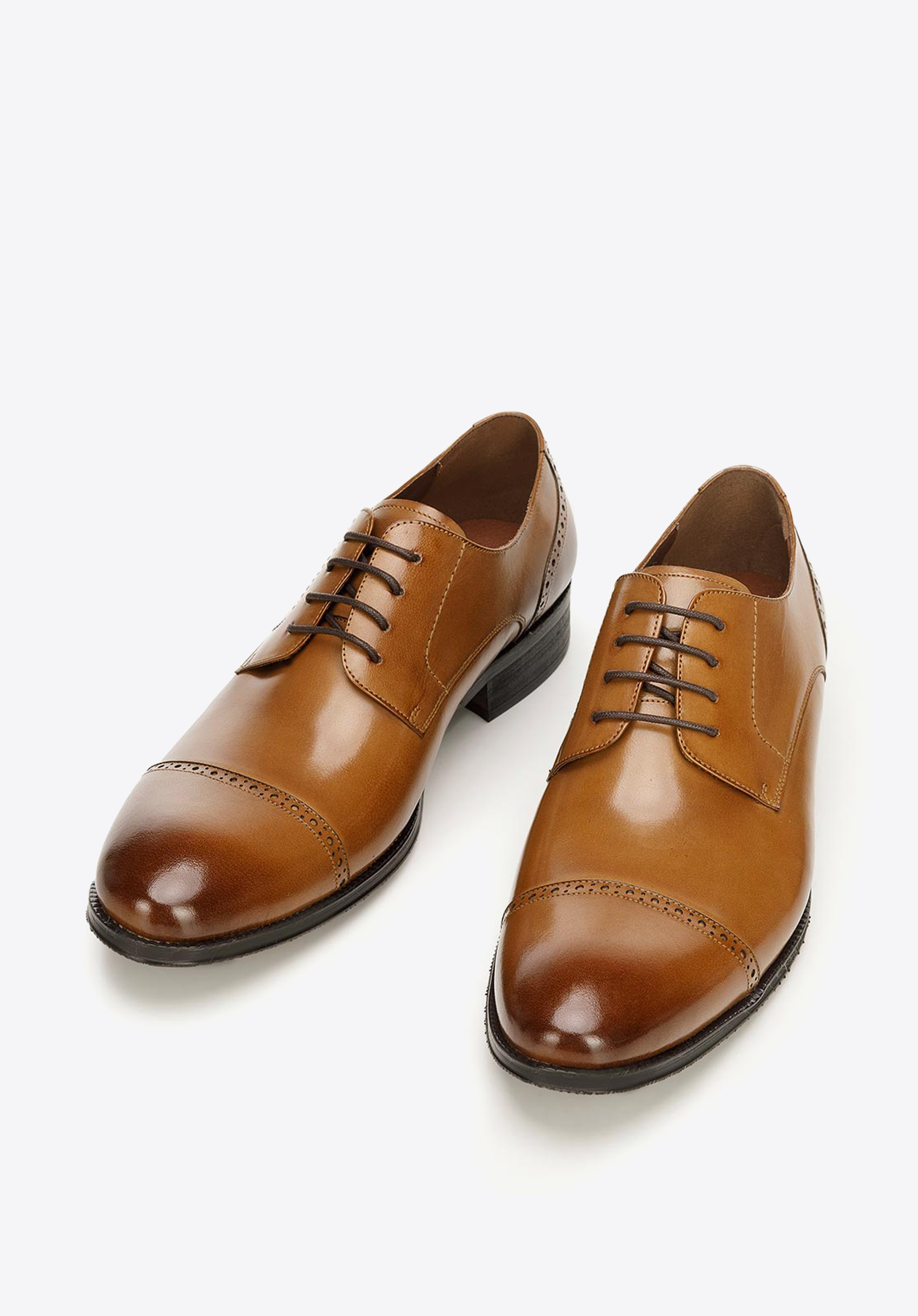 Buty do garnituru ze lśniącej skóry