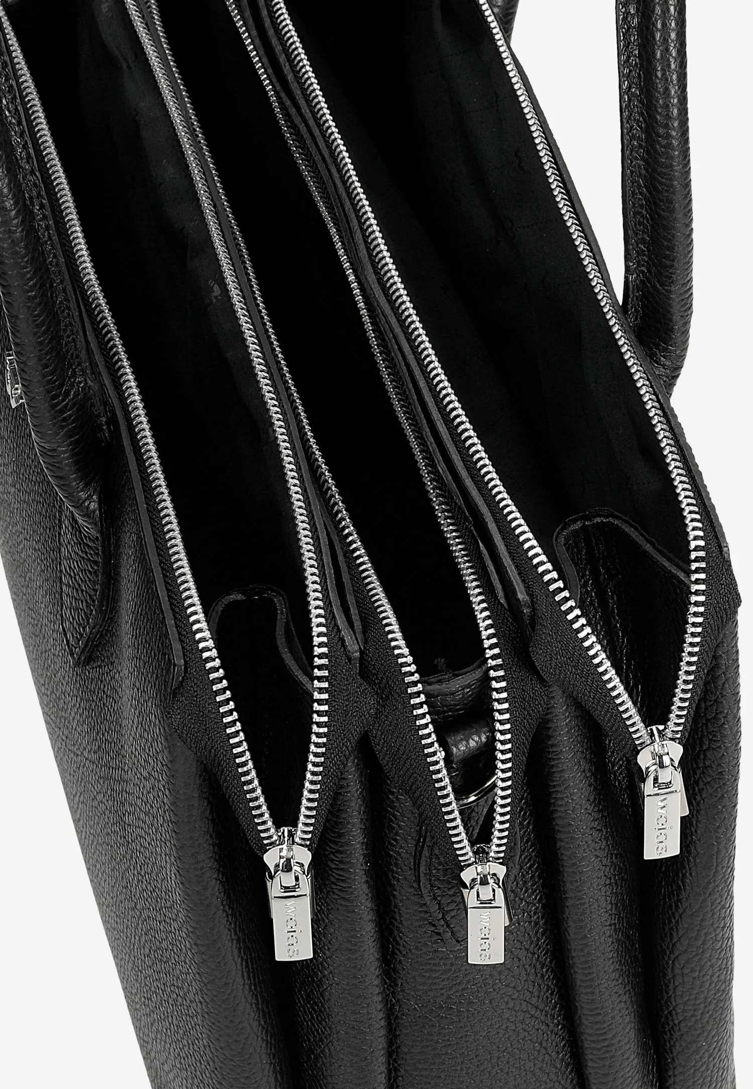 Skórzany kuferek damski w kolorze czarnym