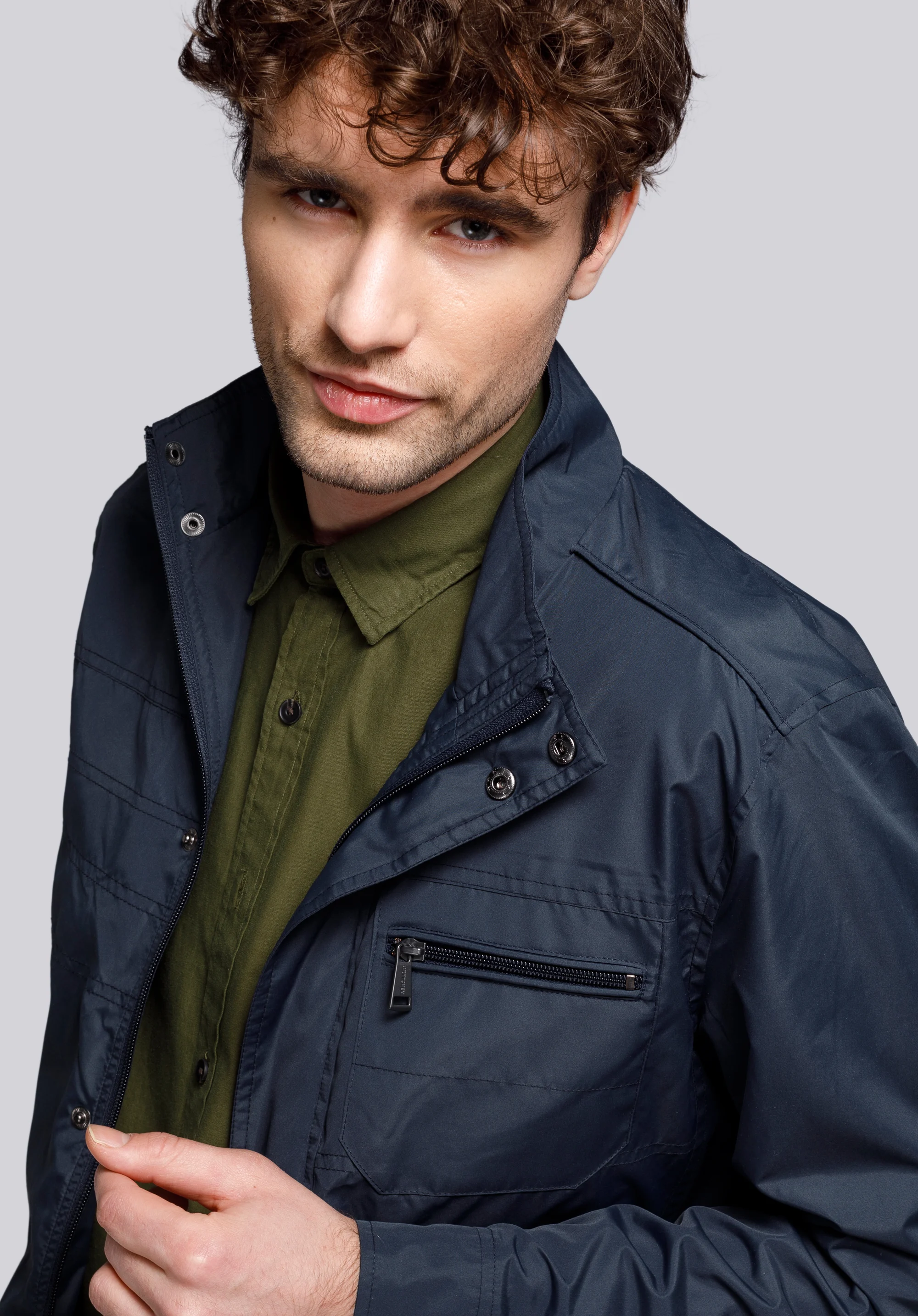 Męska kurtka wiatrówka z krytym zamkiem