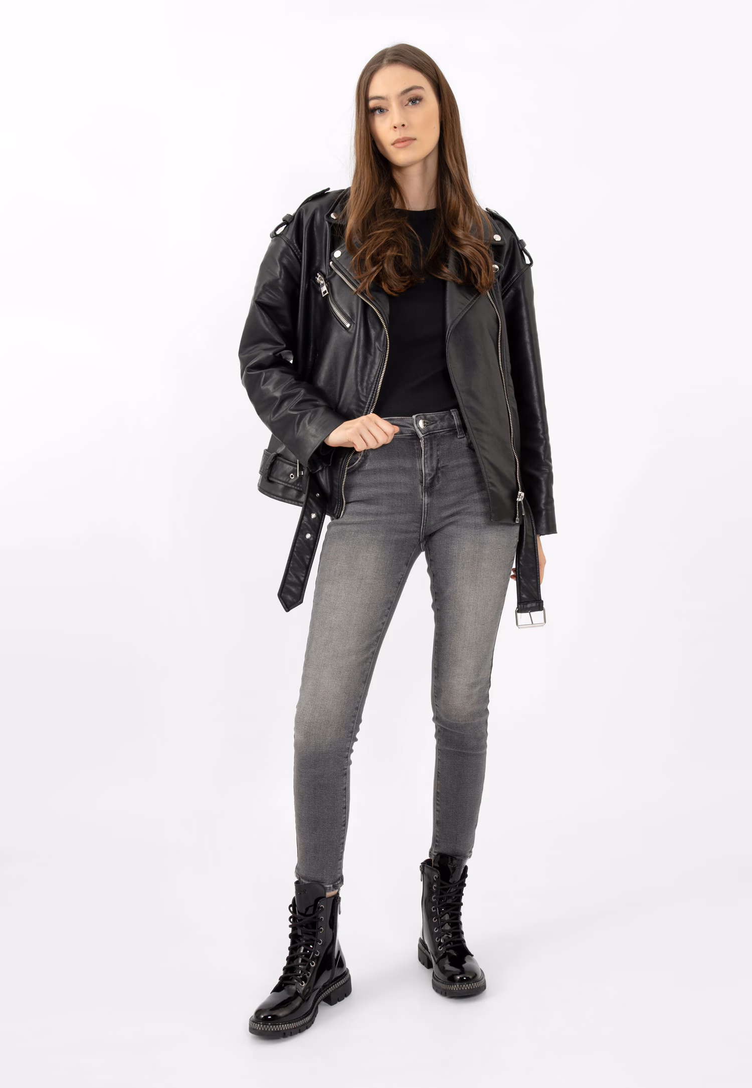 Czarne lakierowane trzewiki damskie z ozdobioną podeszwą