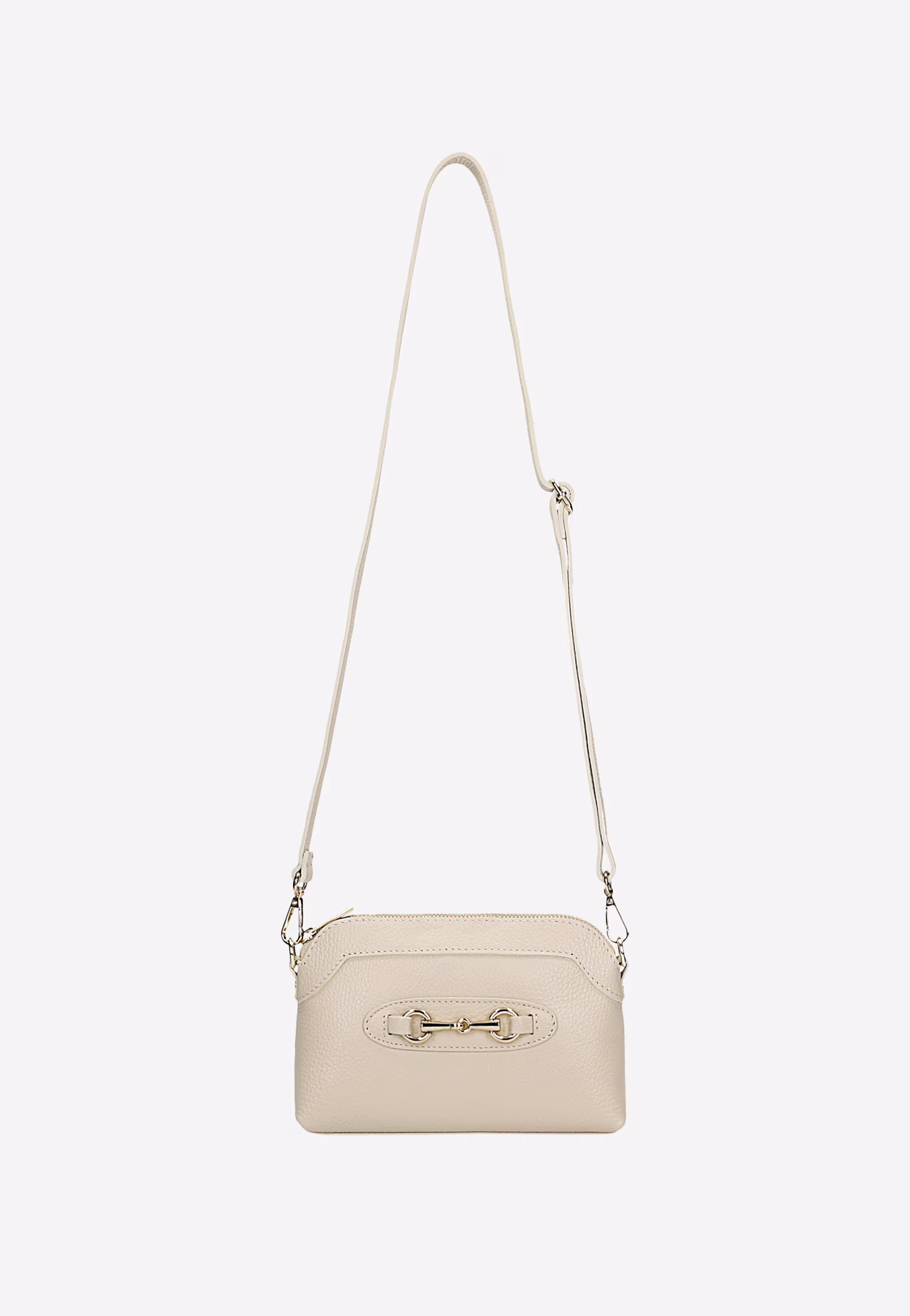 Mała czarna torebka wizytowa ze złotą ozdobą