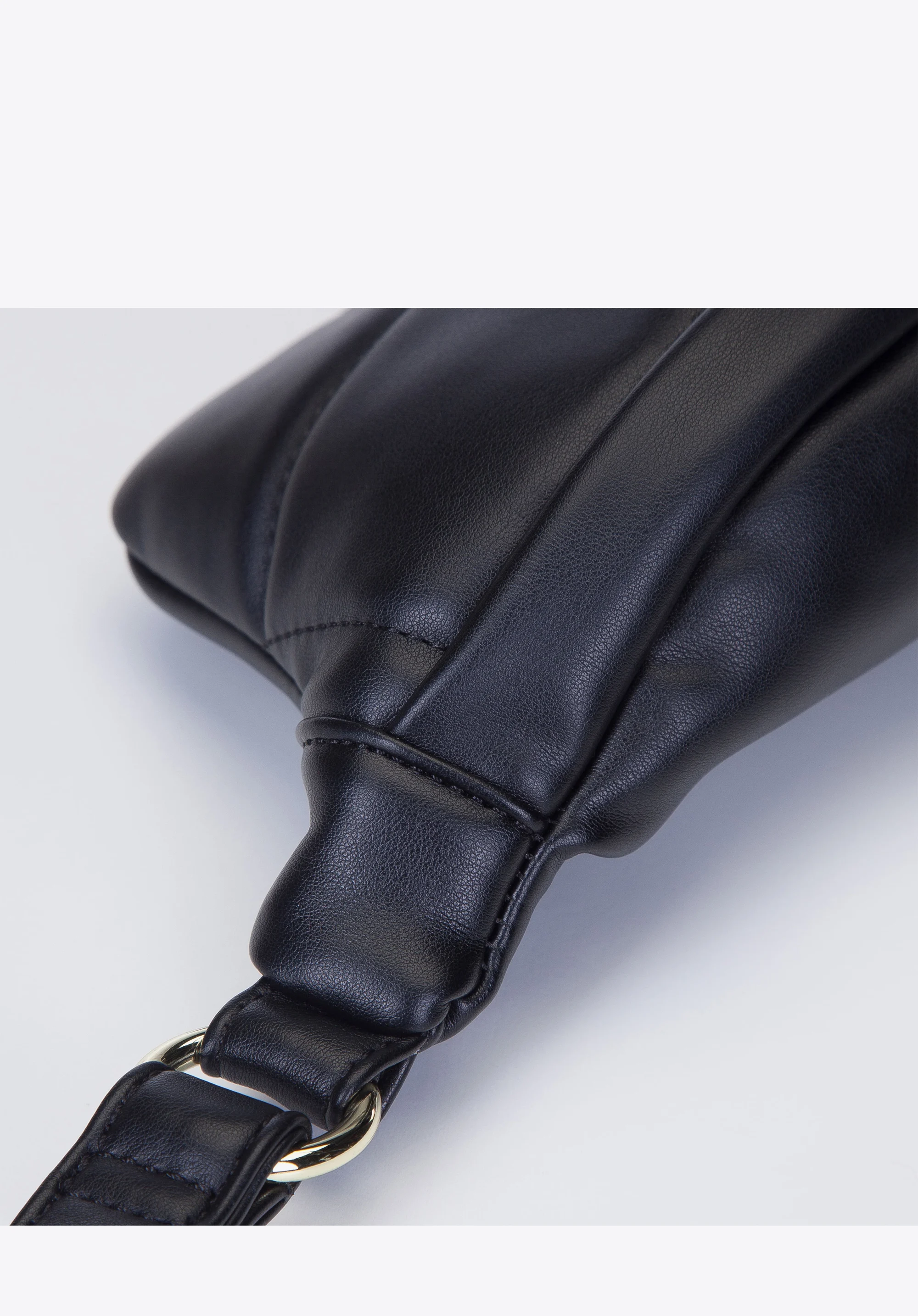 Damska torebka nerka z geometrycznym pikowaniem