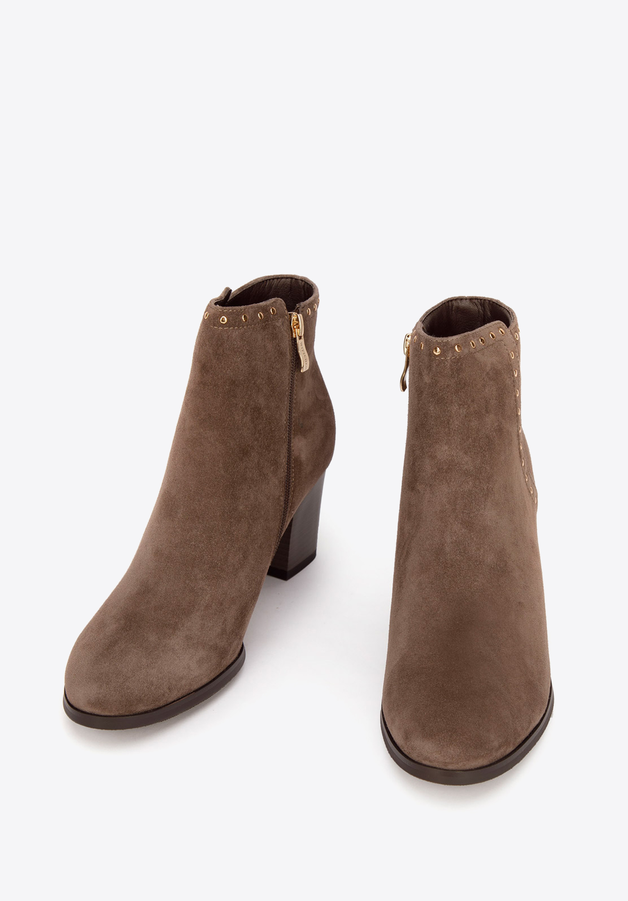 Botki zamszowe na słupku z nitami