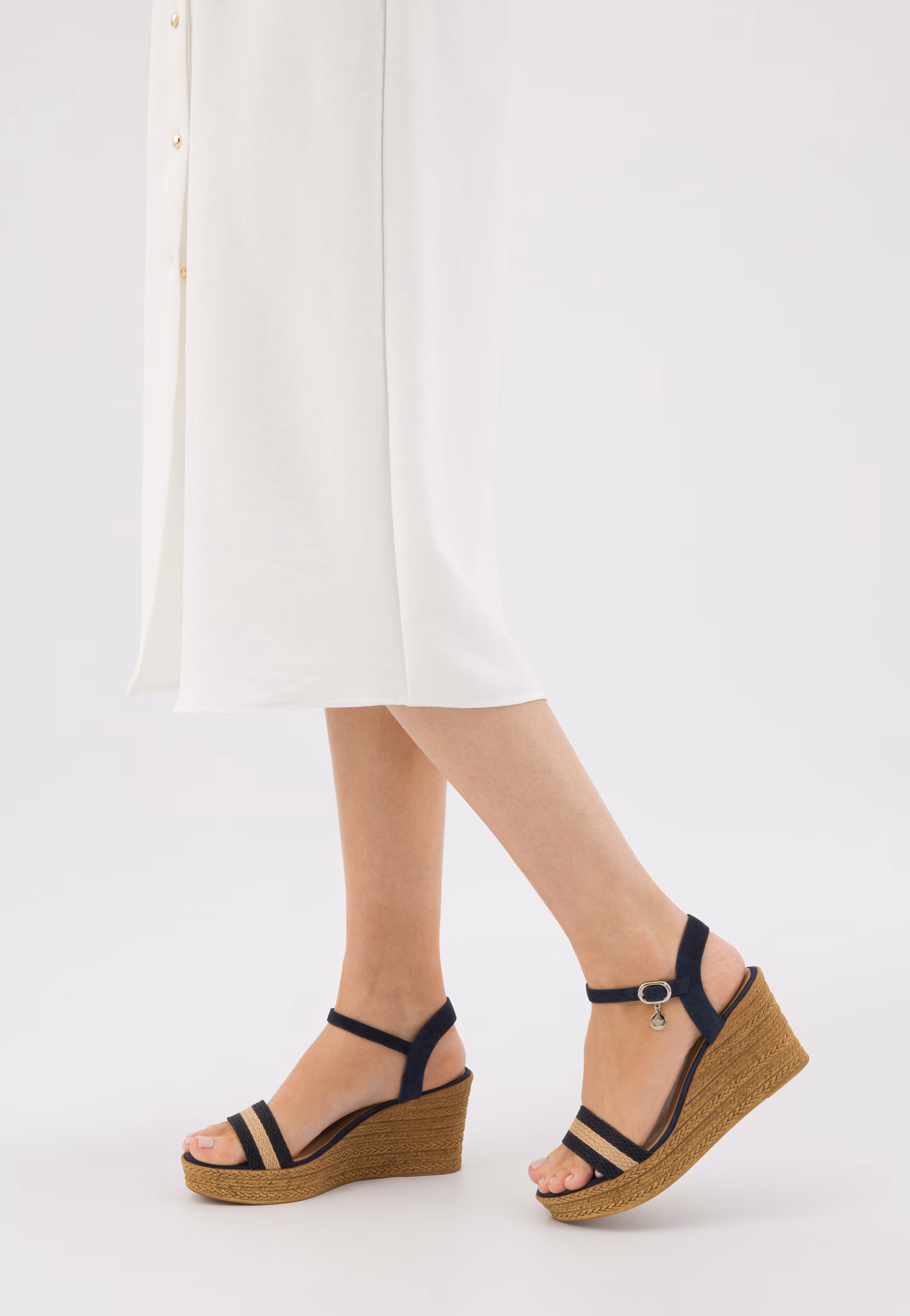 Sandały damskie na koturnie z plecionymi granatowo-beżowymi paskami