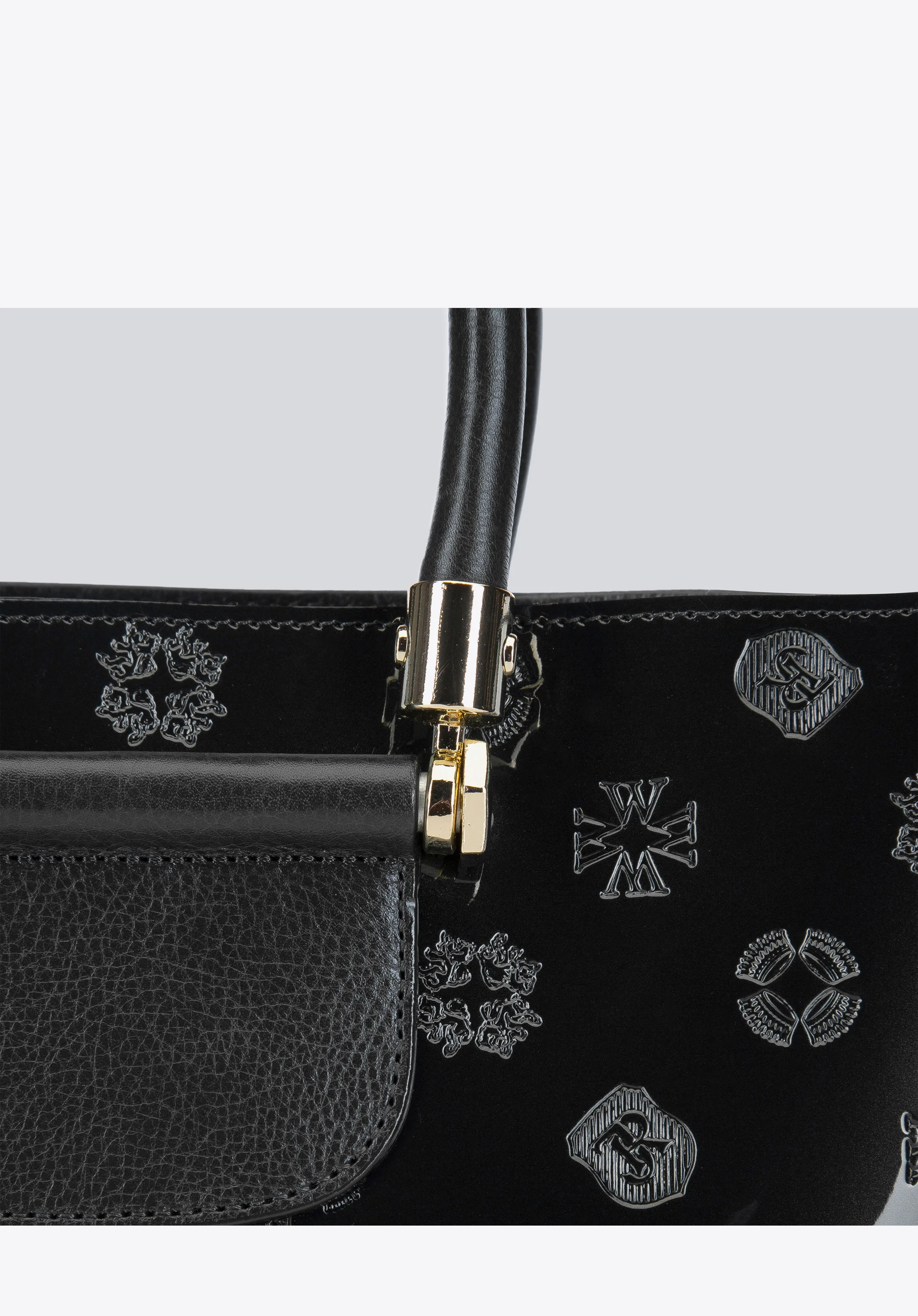 Kuferek z lakierowanej skóry z monogramem i tasiemką