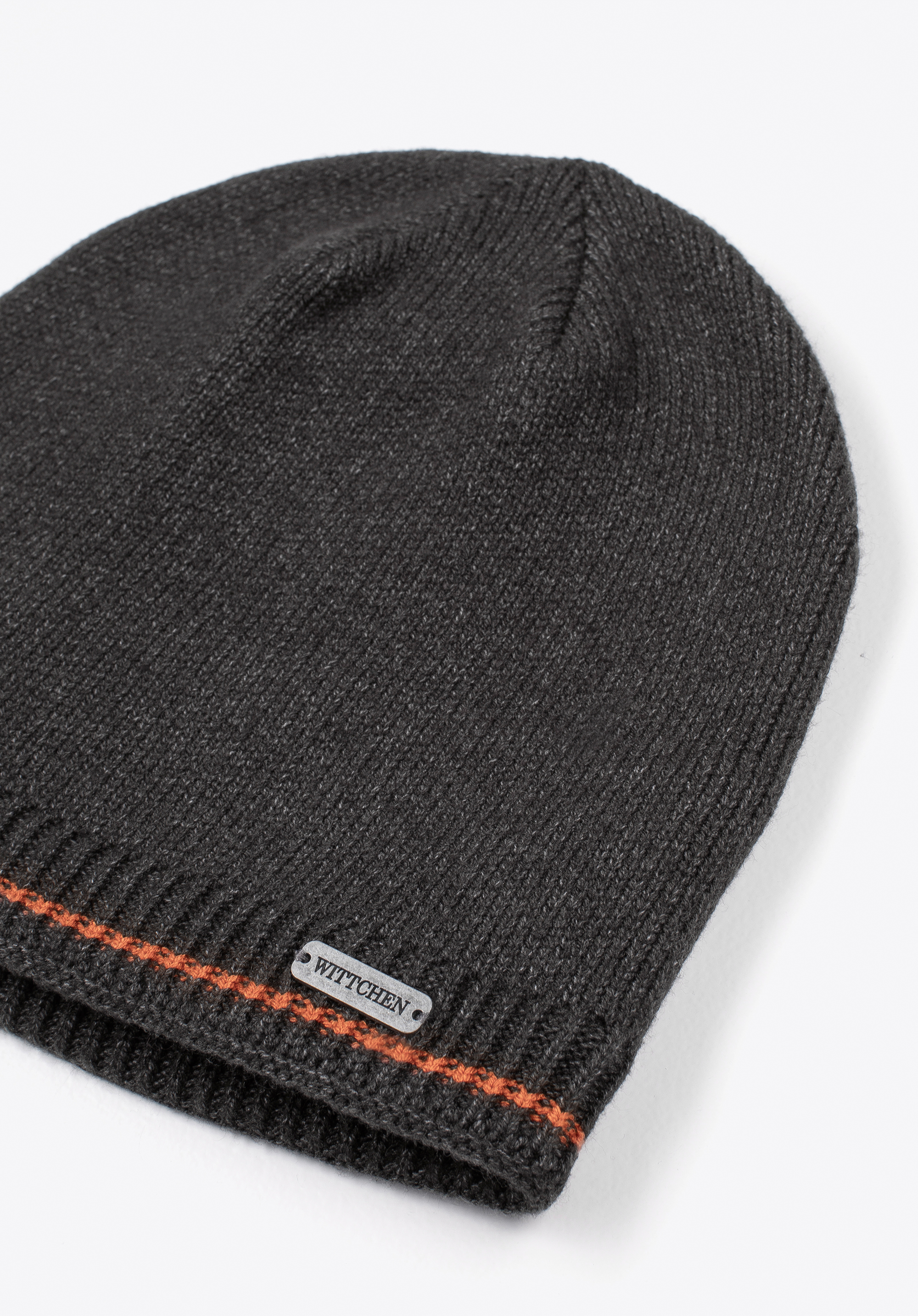 Męska czapka z kolorowym paskiem