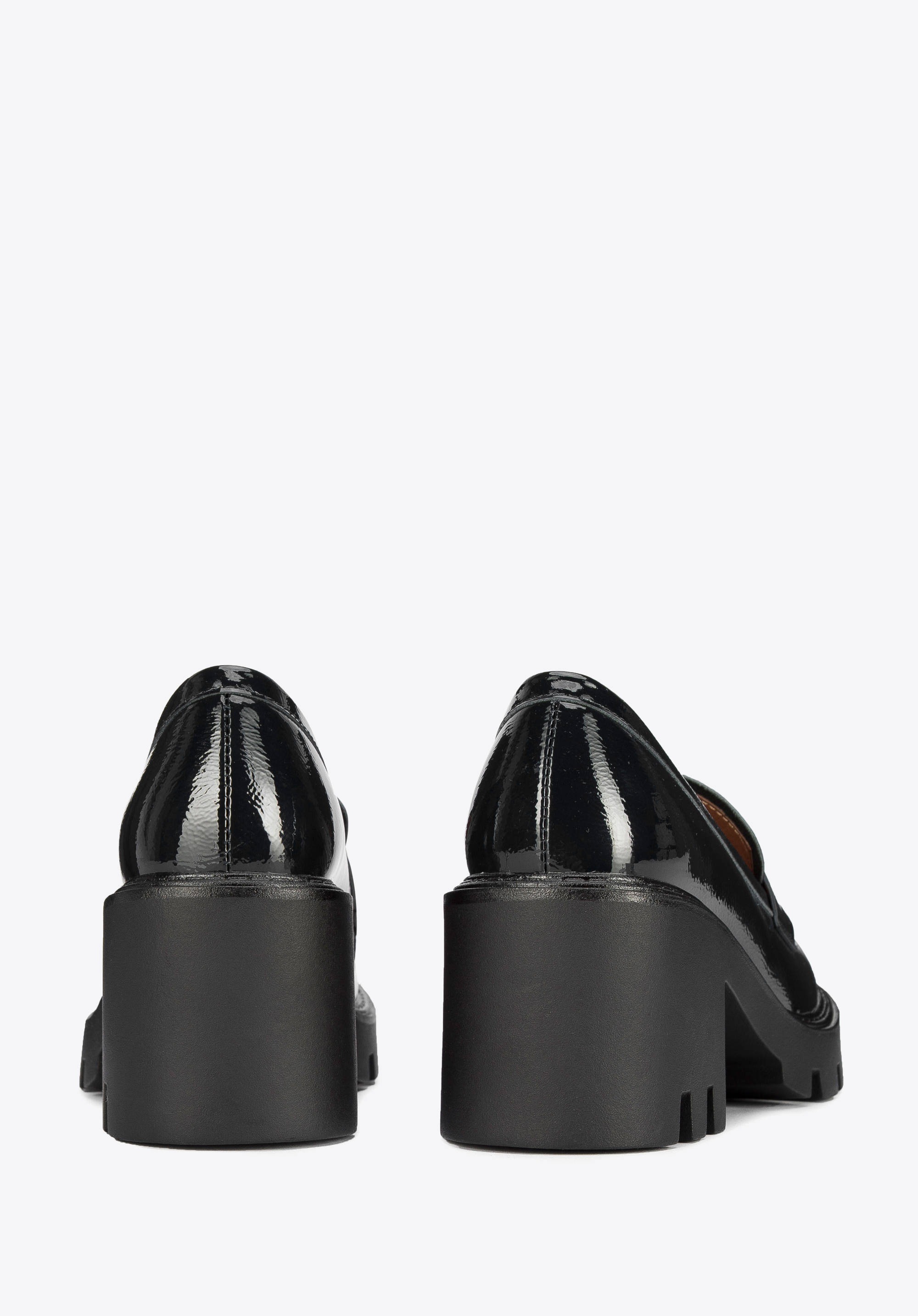 Czółenka ze skóry lakierowanej na grubej platformie z bieżnikiem