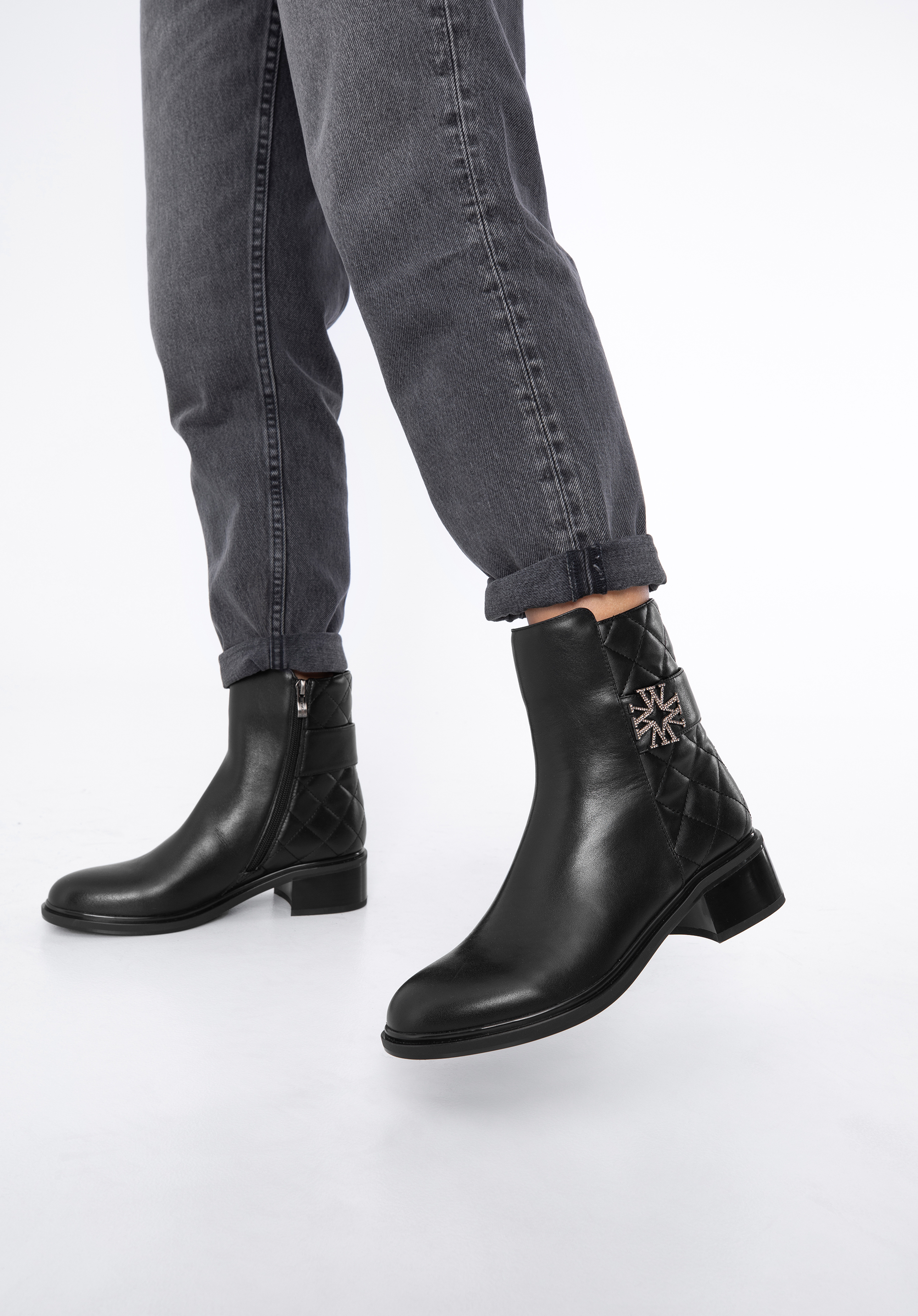 Damskie botki skórzane z pikowaną cholewką i monogramem