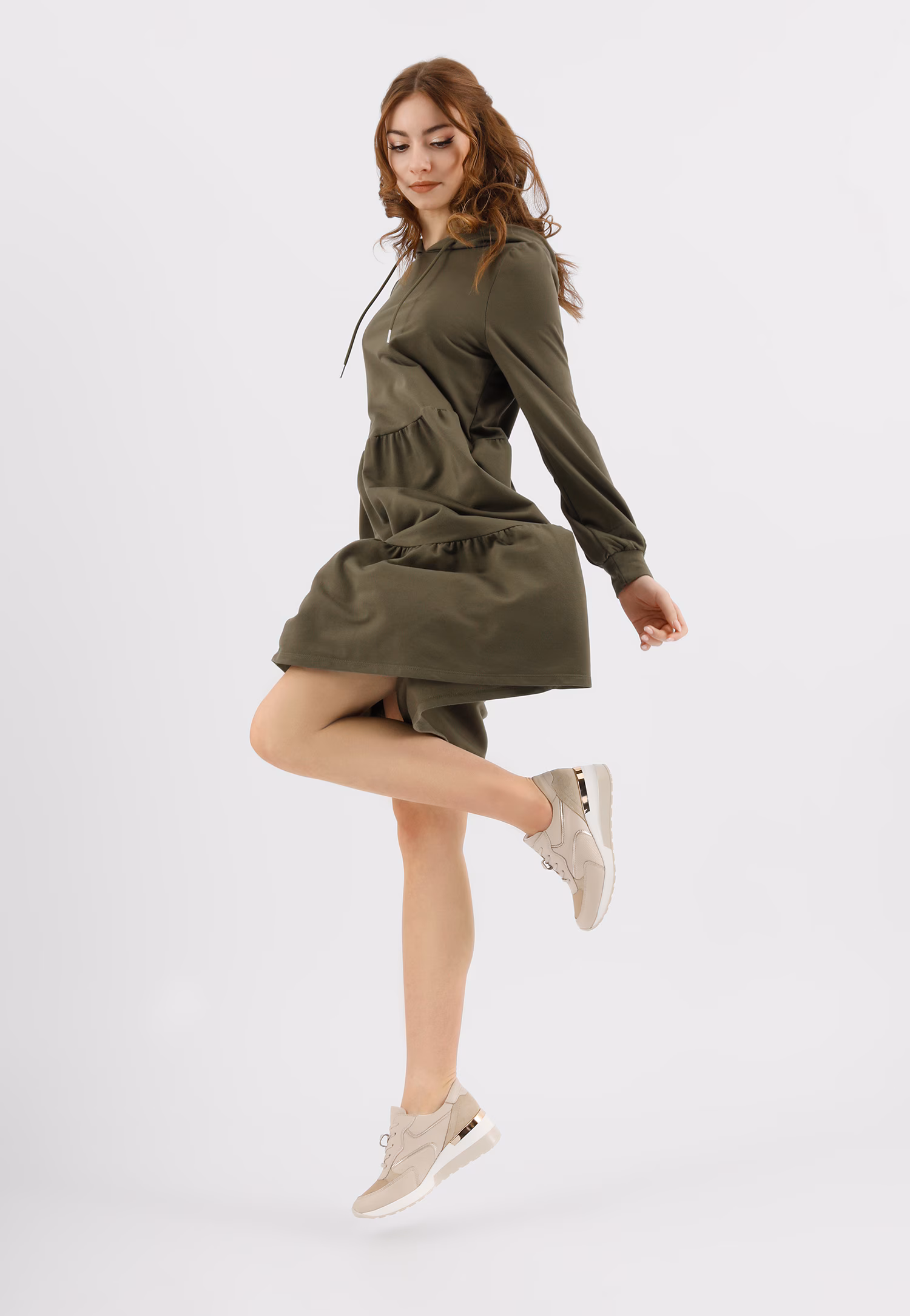 Beżowe sneakersy damskie ze złotymi elementami