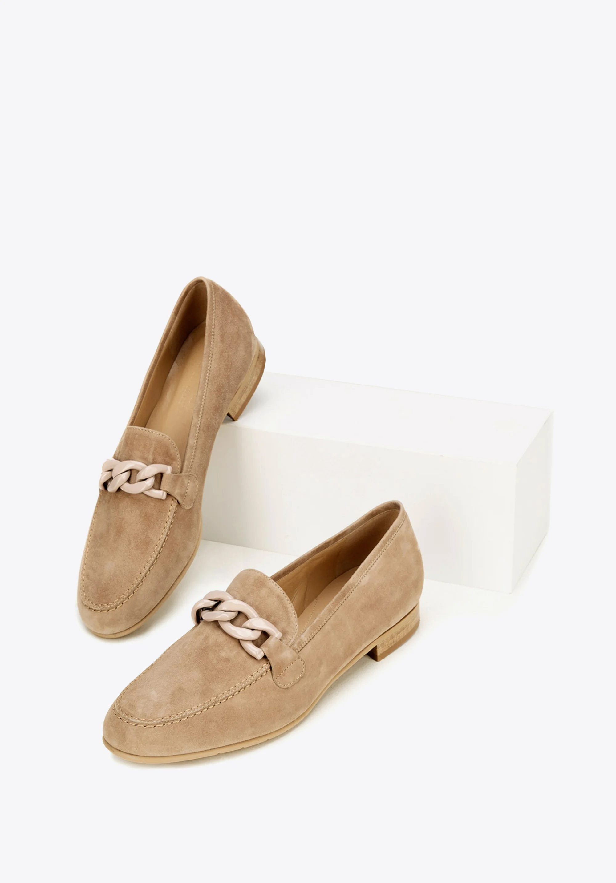 Damskie mokasyny zamszowe z łańcuchem