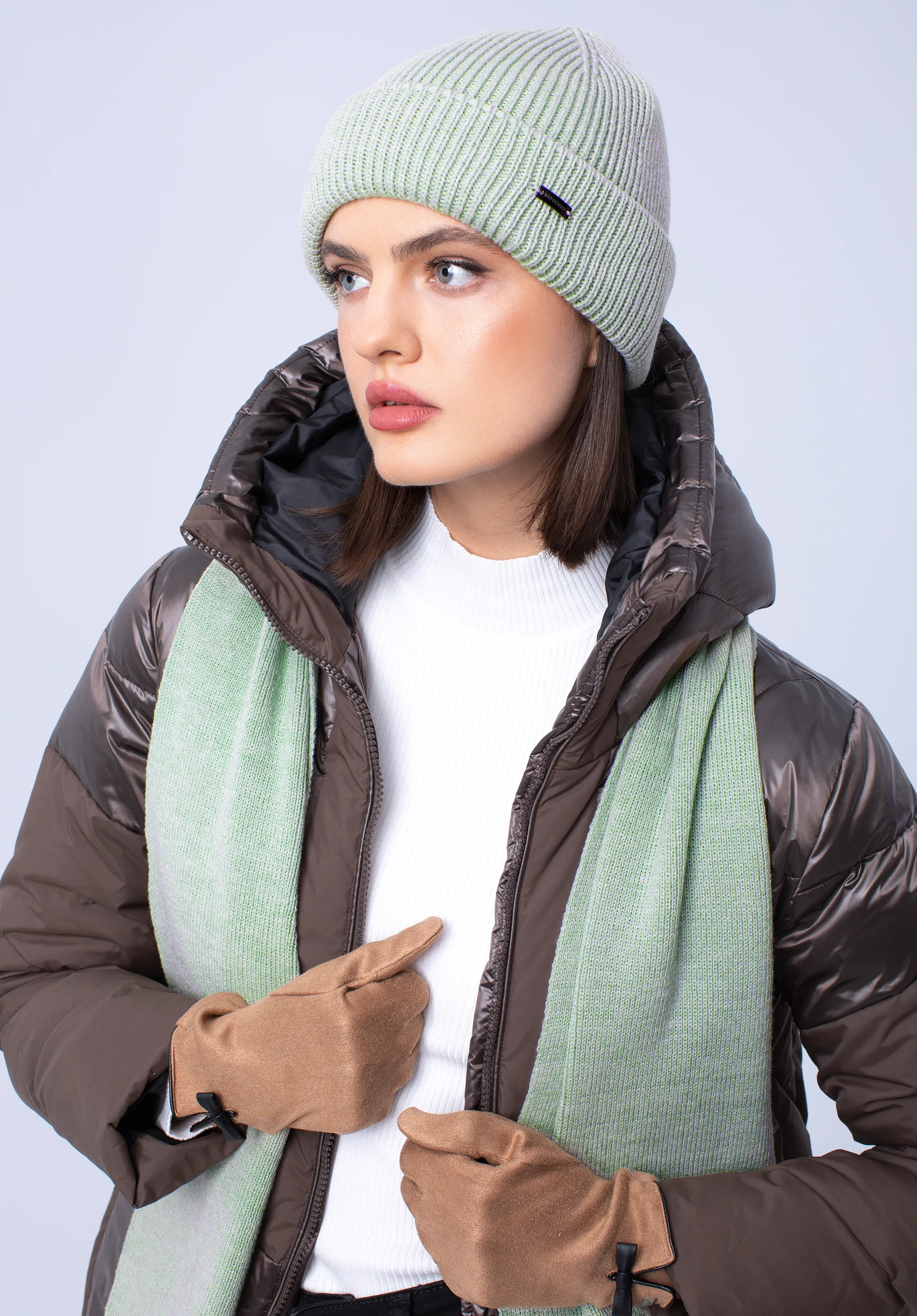 Damska czapka wywijana