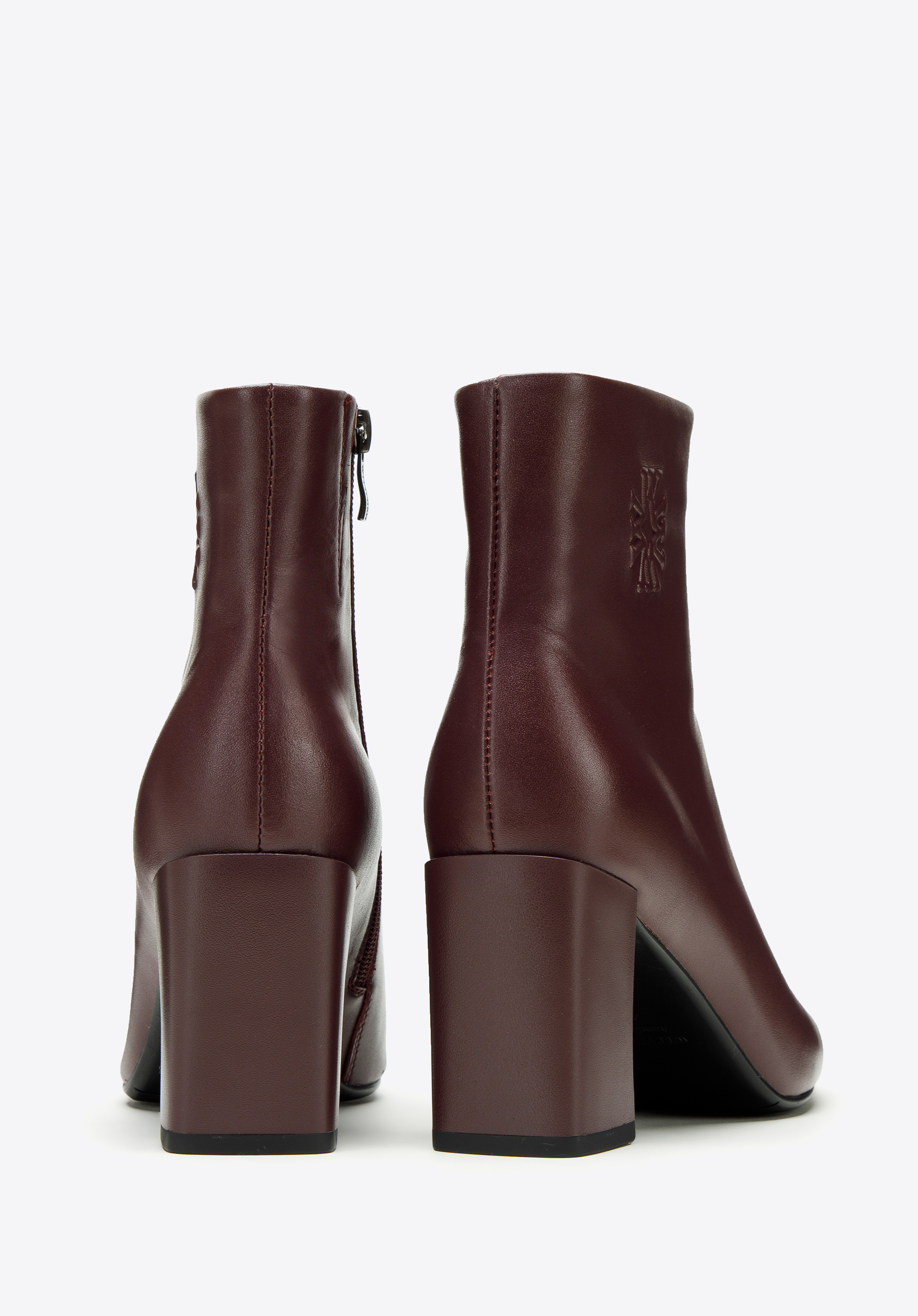 Damskie botki skórzane z monogramem