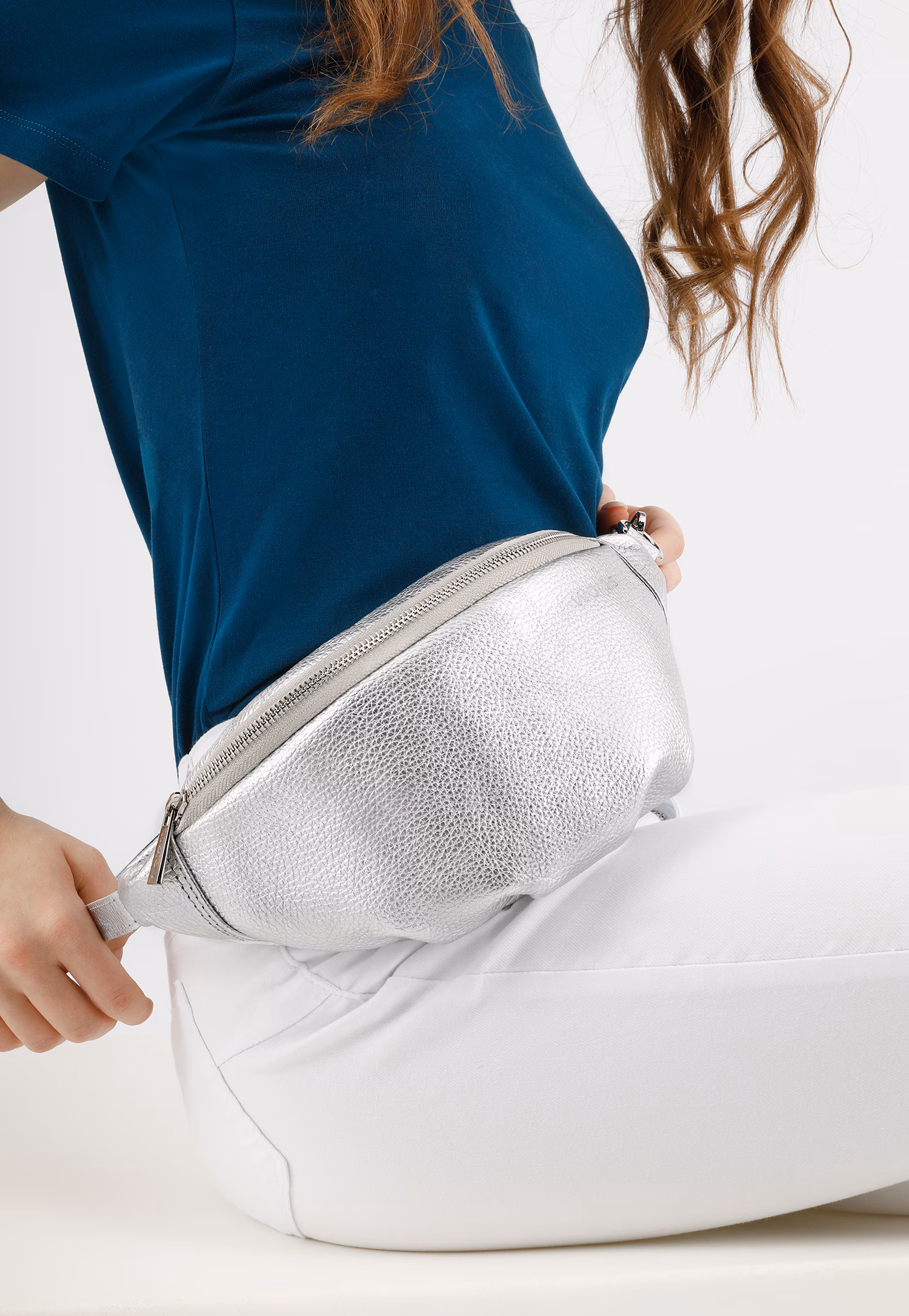 Mała srebrna torebka typu nerka