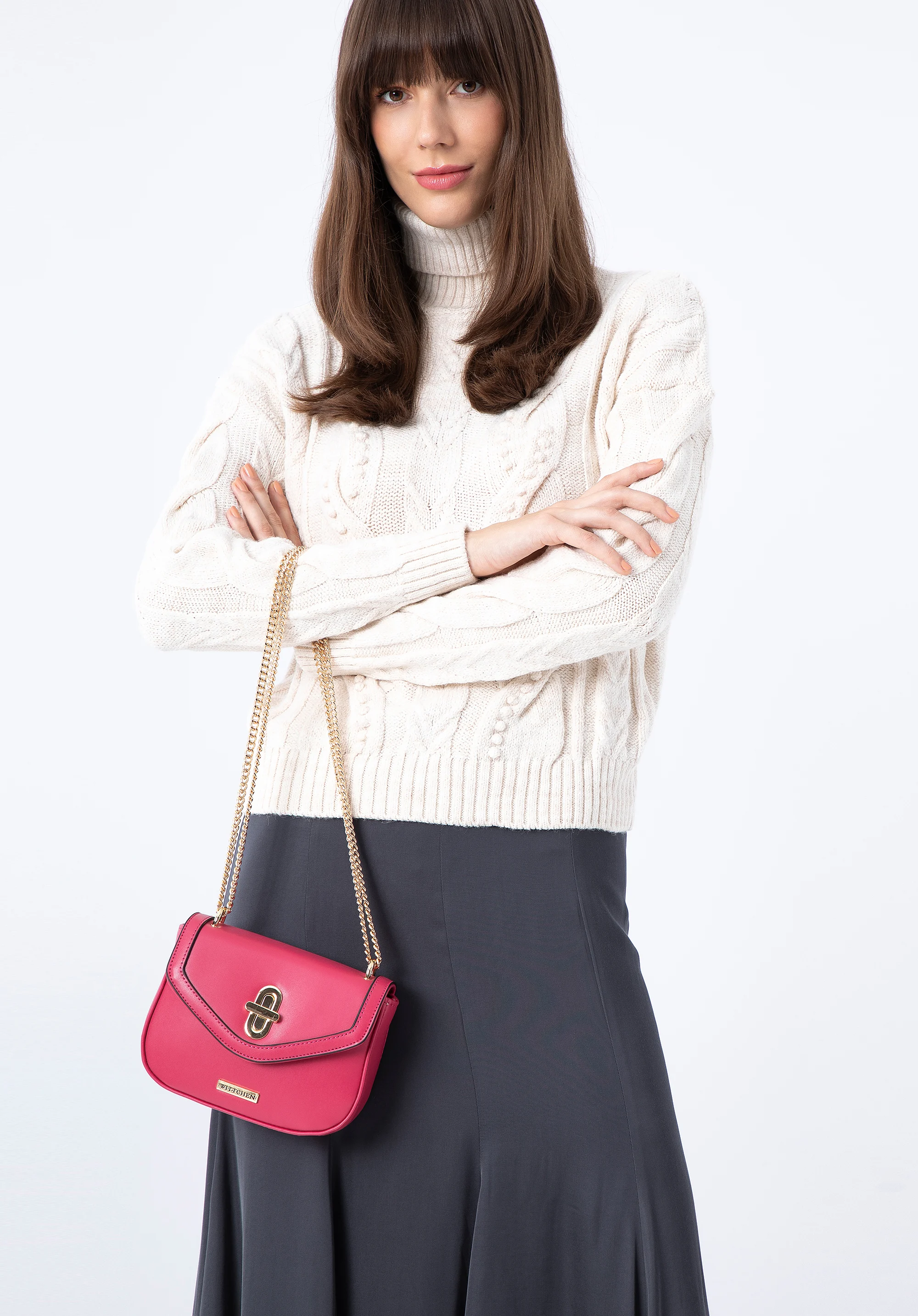 Damska listonoszka z obszytą klapą na łańcuszku mała