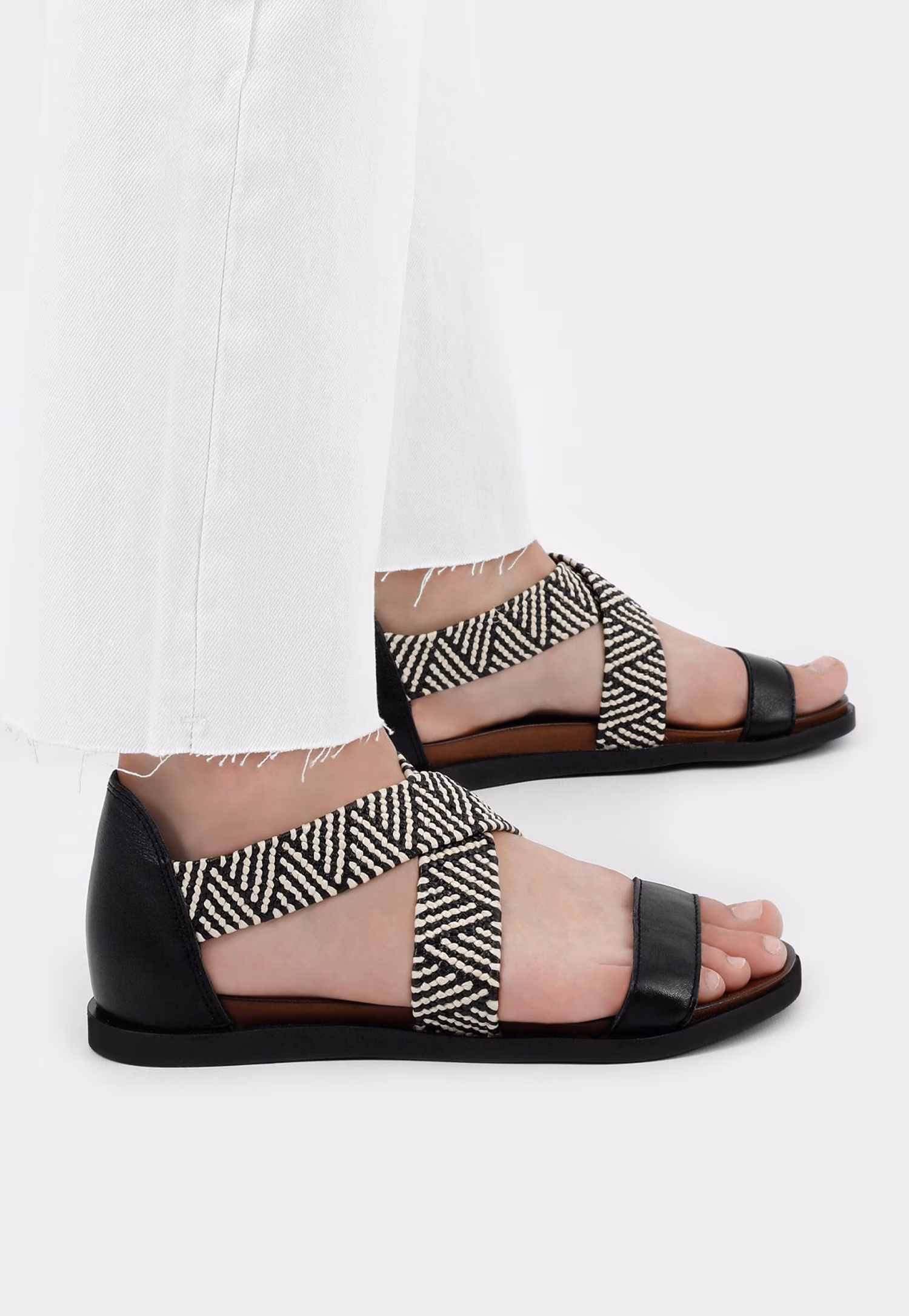 Jasnobrązowe sandały damskie z plecionymi paskami