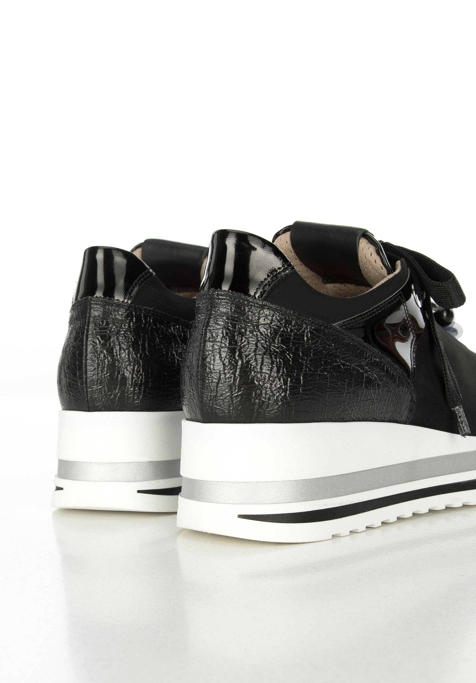 Damskie sneakersy ozdobione koralikami na koturnie