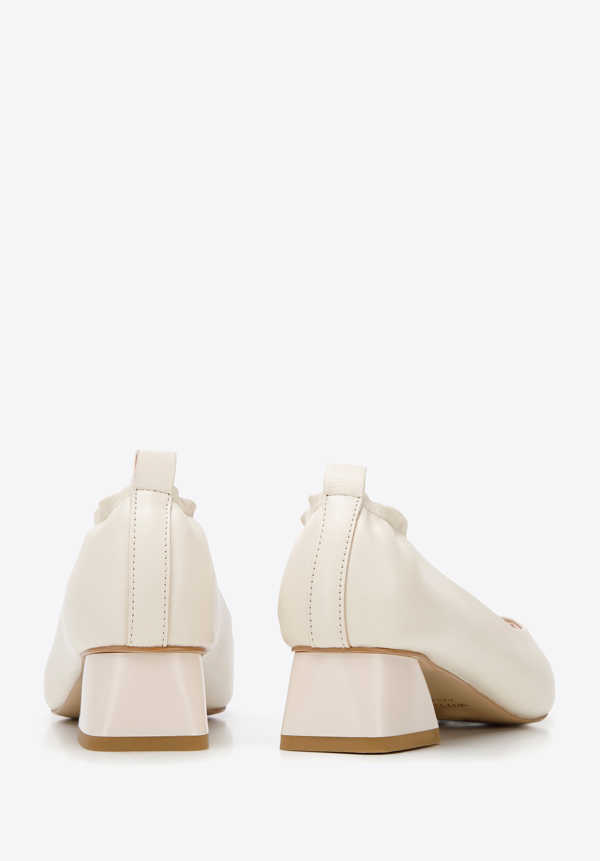 Czółenka skórzane z gumką z tyłu