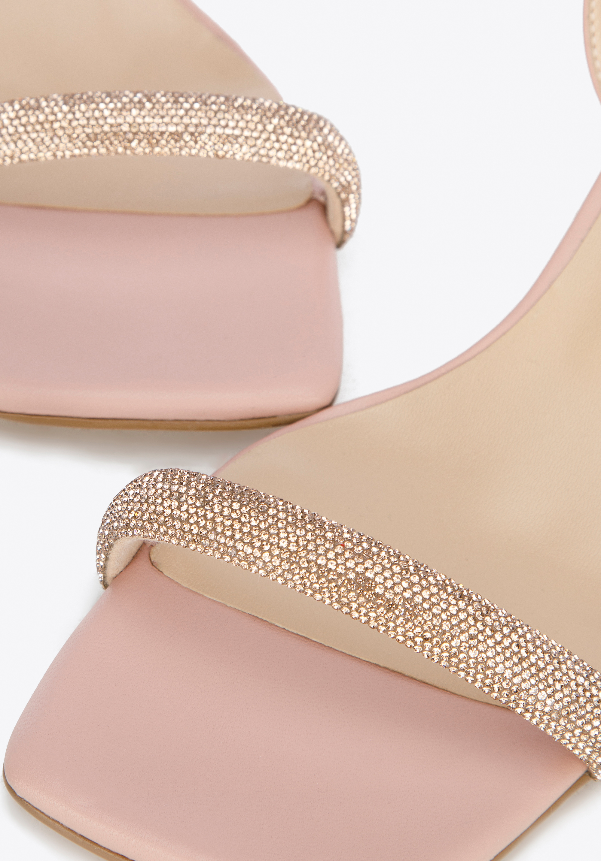 Damskie sandały z błyszczącym paskiem