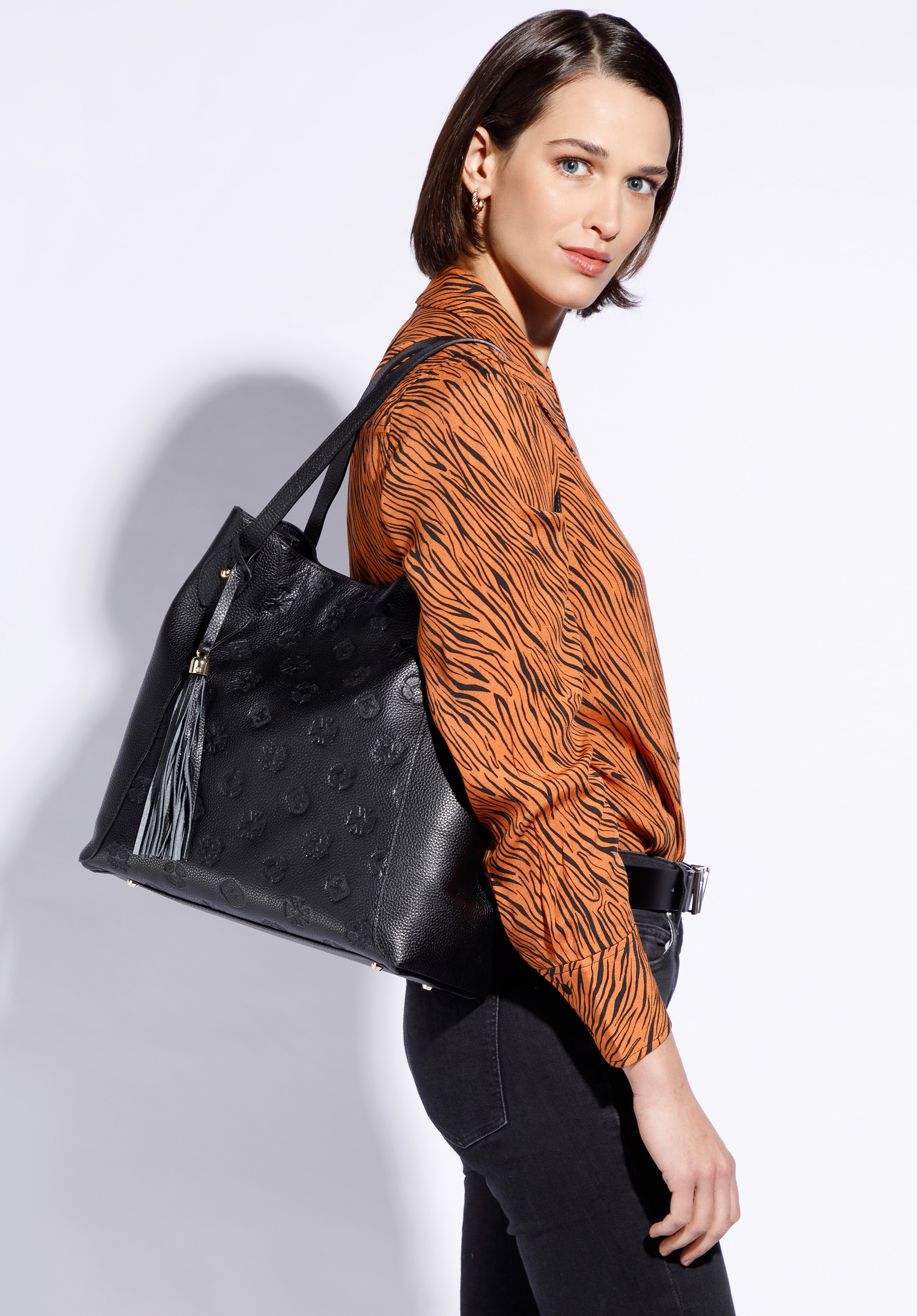 Torebka worek ze skóry w monogram z chwostem