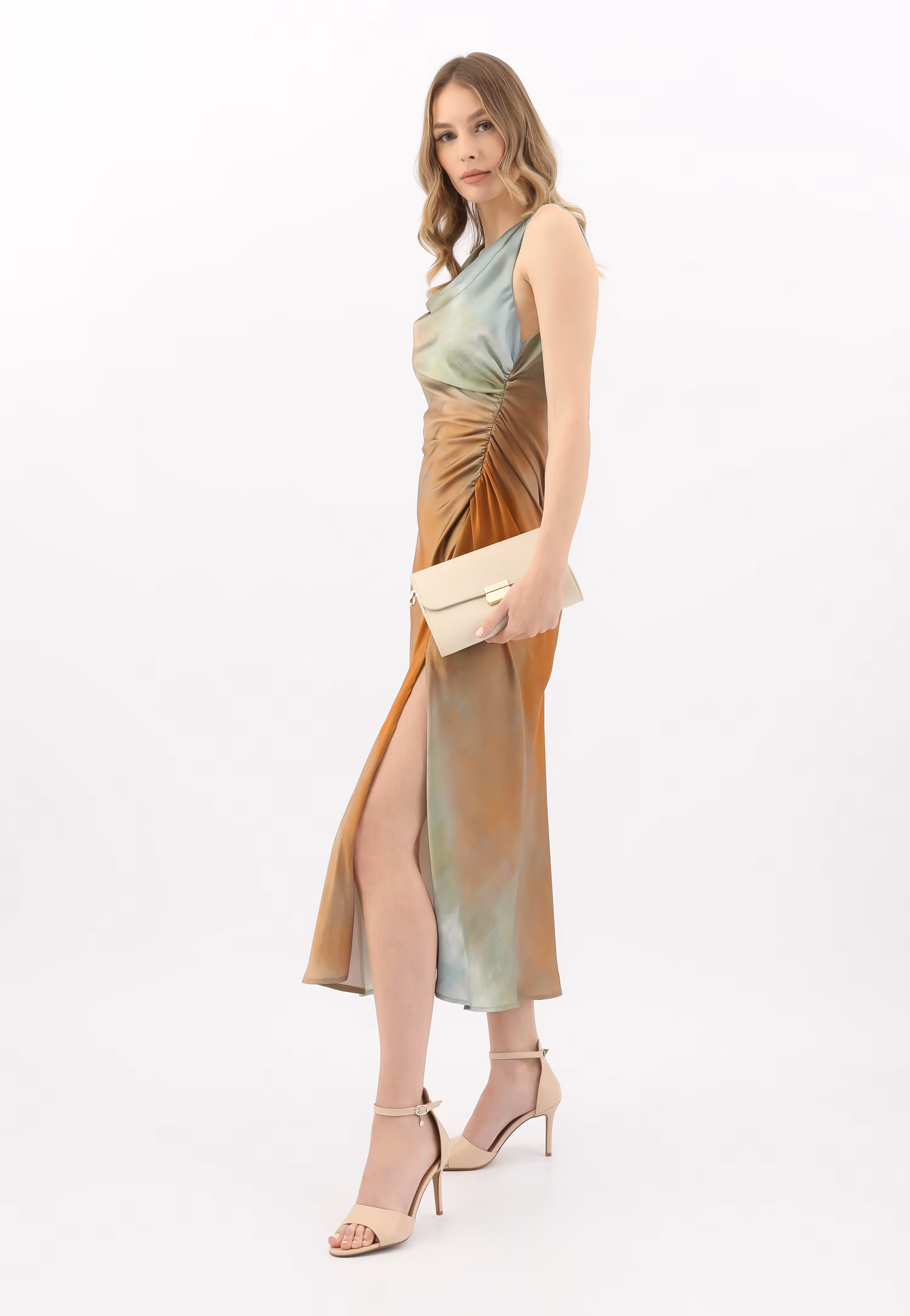 Jasnobeżowa wizytowa torebka skórzana ze złotymi elementami