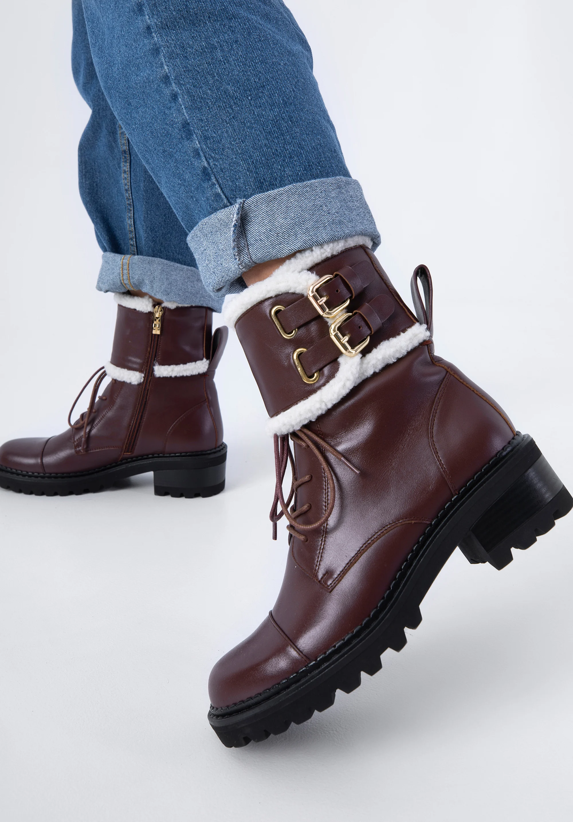 Damskie trapery skórzane z klamerkami i kożuszkiem