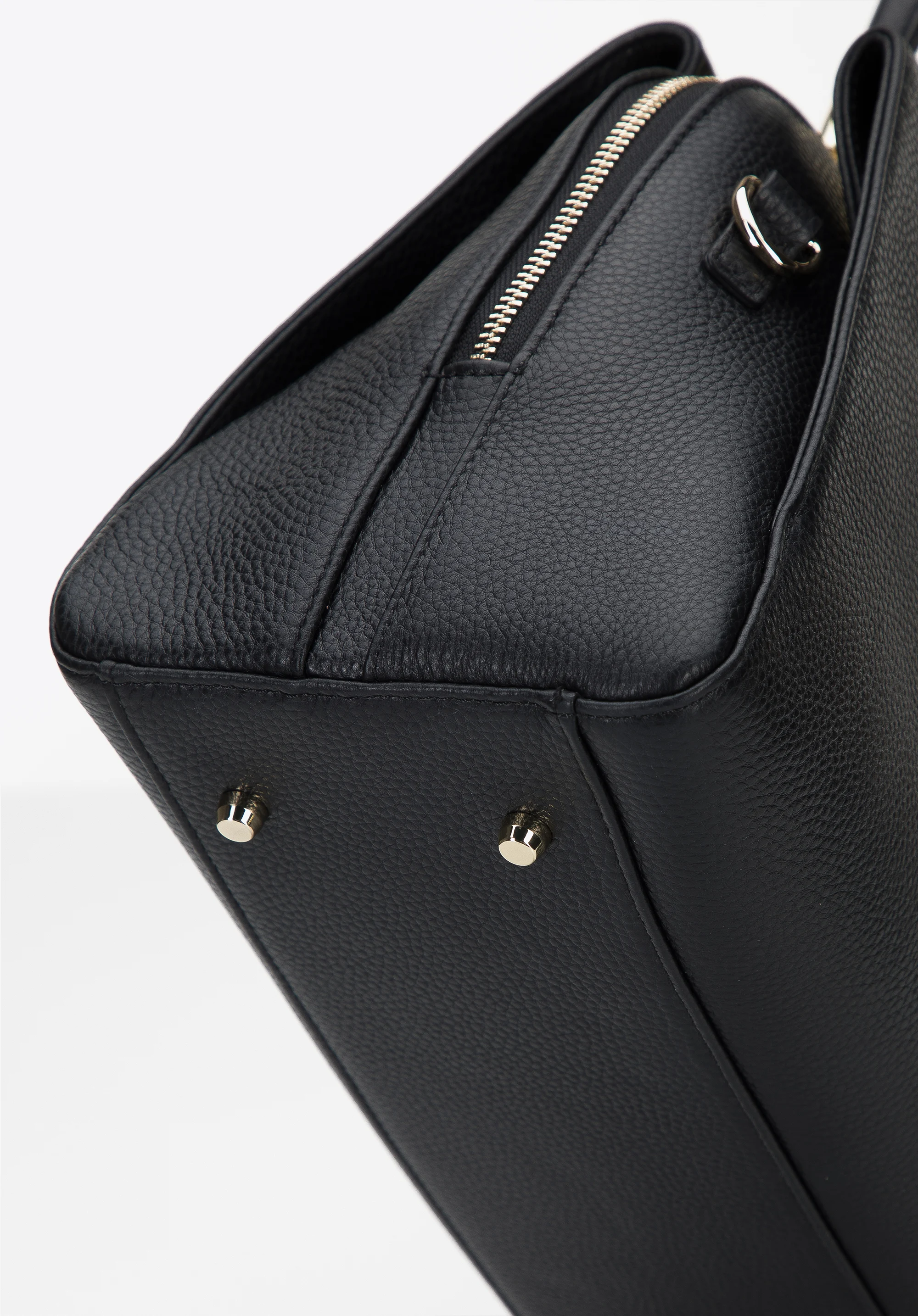 Torebka kuferek skórzana z geometrycznymi okuciami