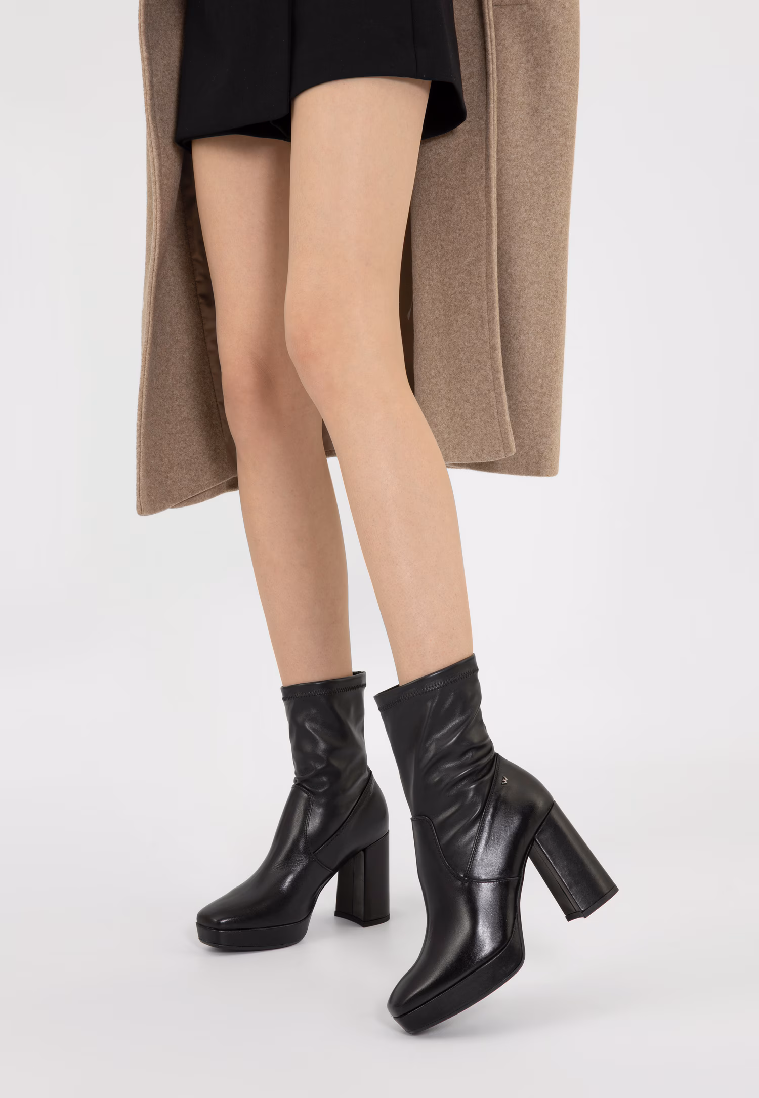 Czarne botki damskie na słupku w modowym wydaniu