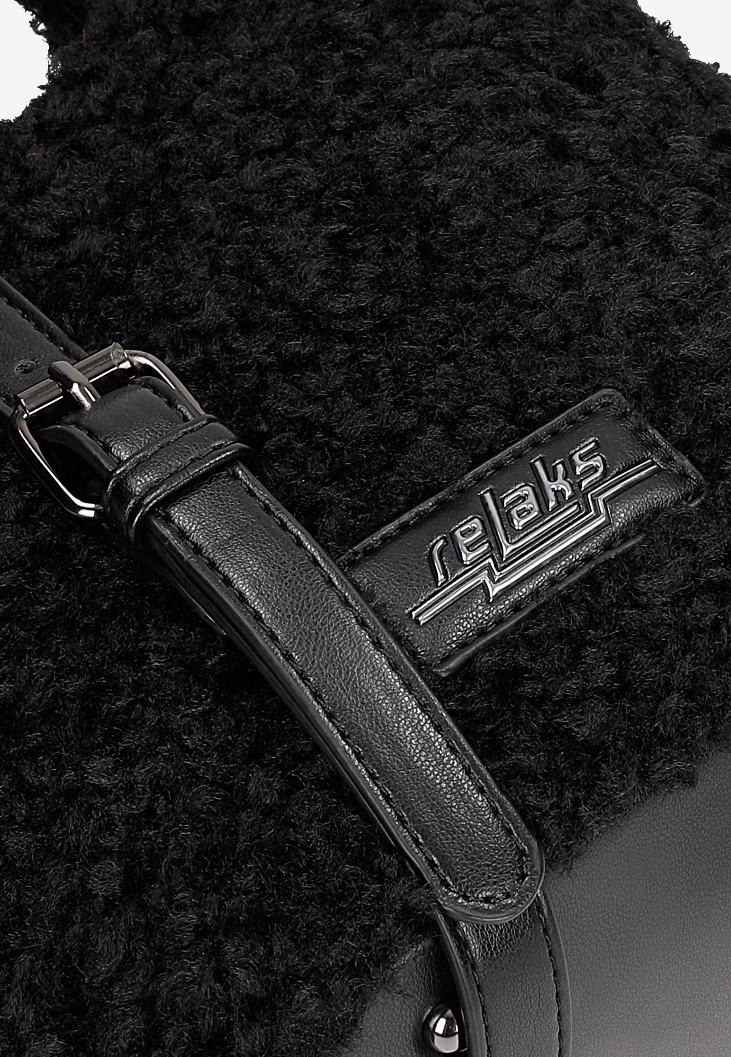 RELAKS czarna futerkowa torebka kuferek