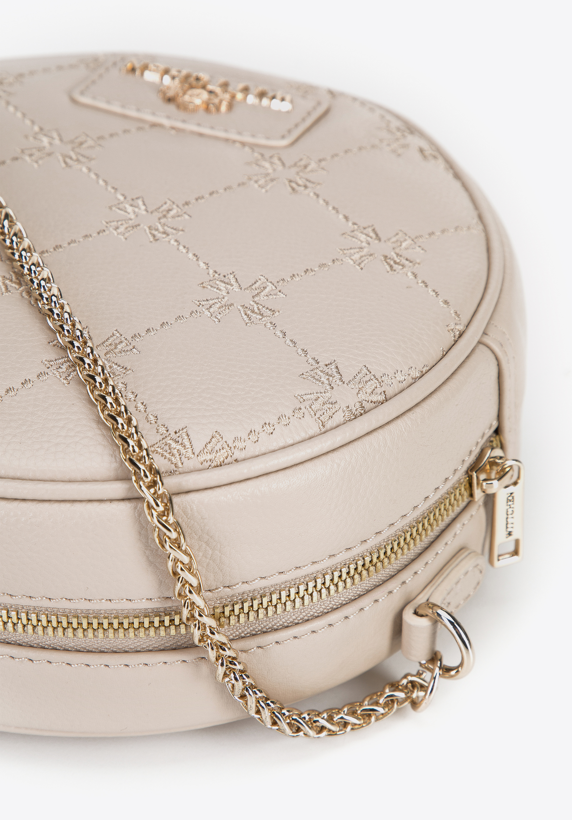 Damska torebka skórzana z haftowanym monogramem okrągła