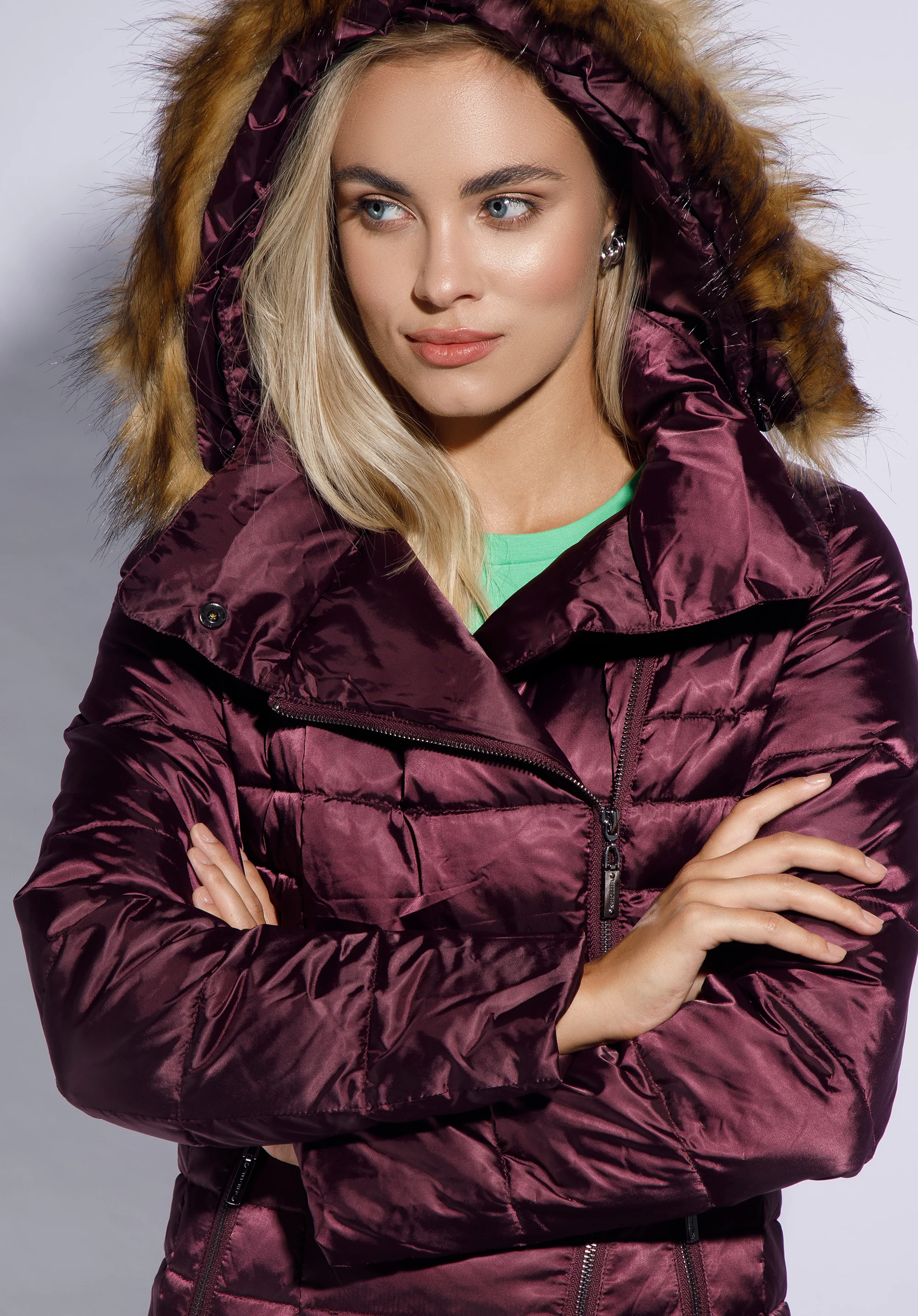 Damska kurtka puchowa z asymetrycznym zapięciem