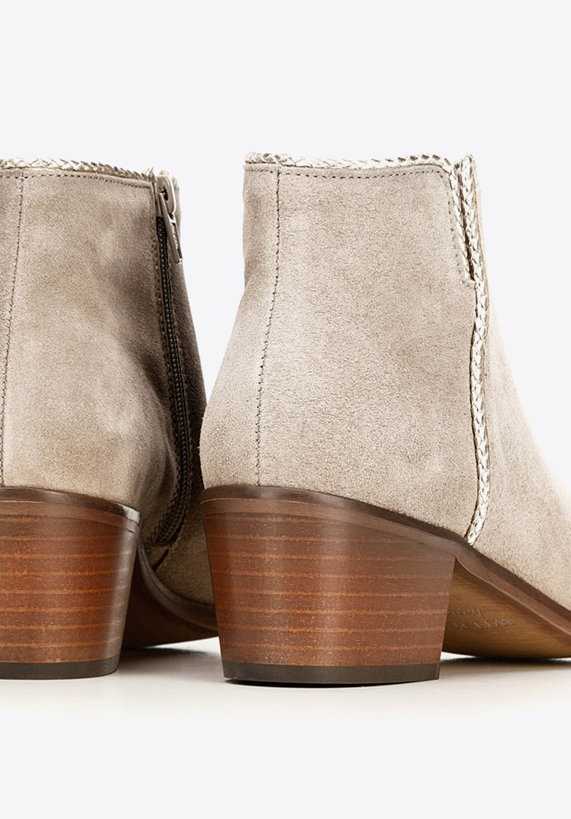 Kowbojki zamszowe z rzemieniem