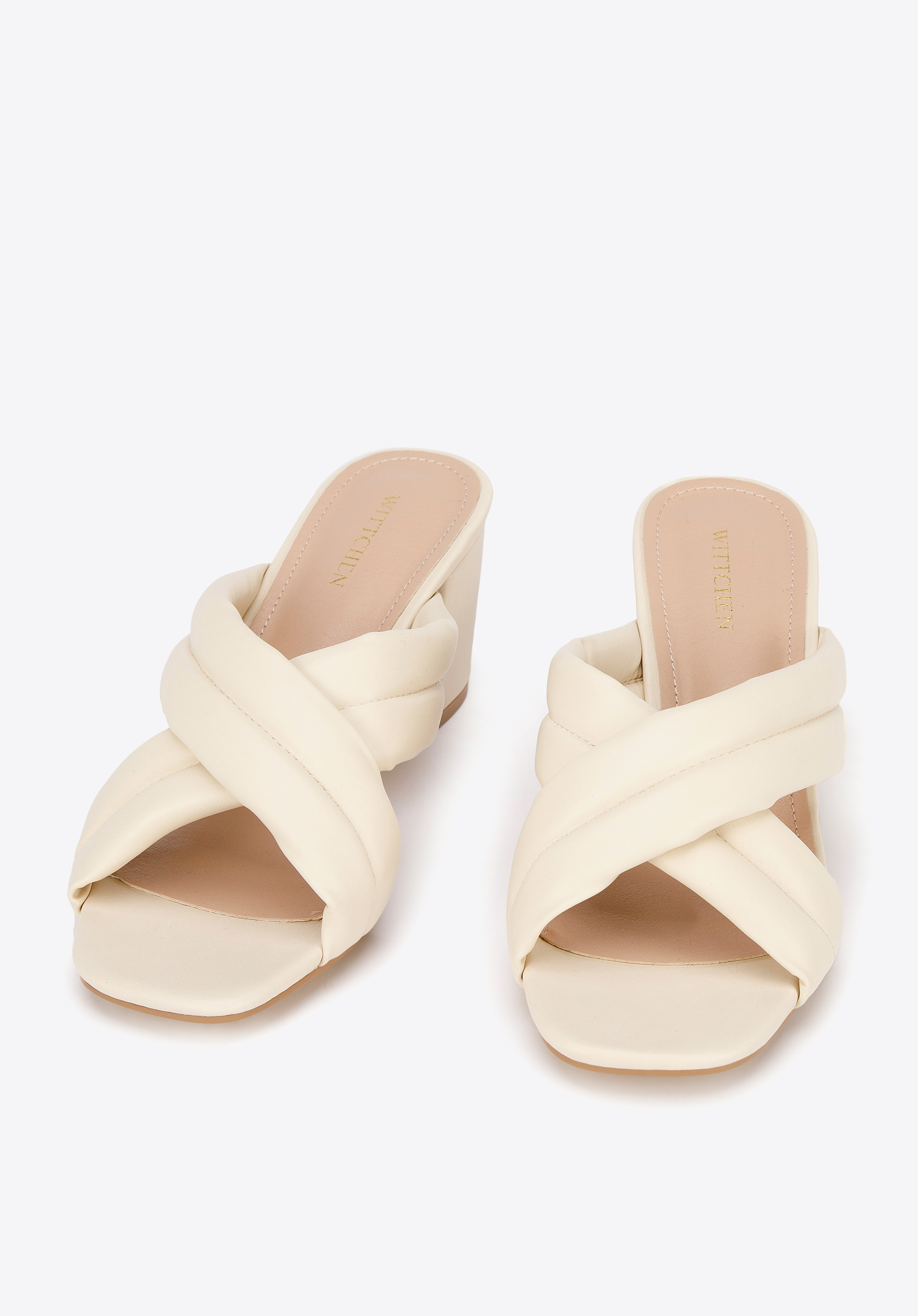 Damskie klapki pikowane z paskami na krzyż