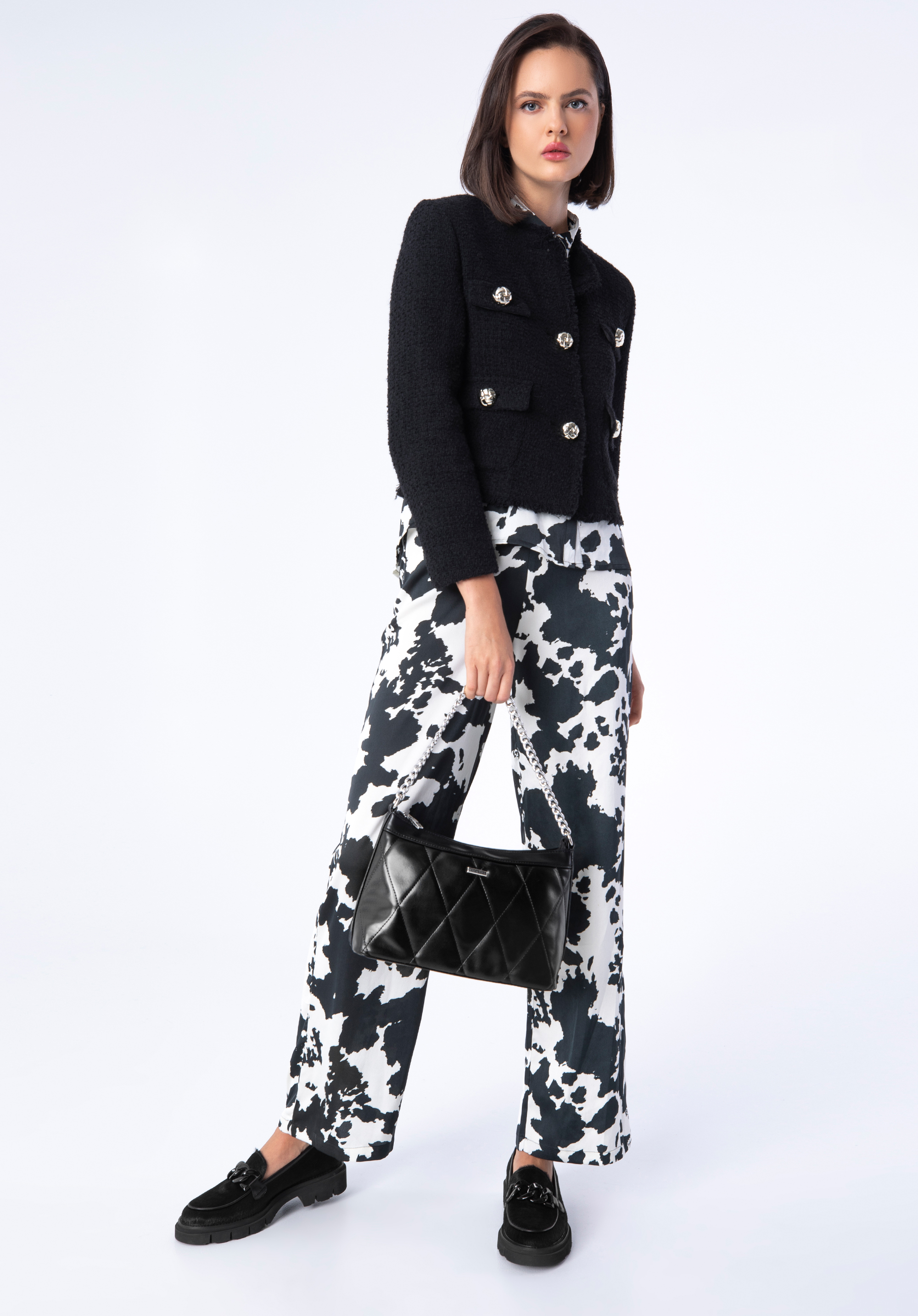 Damska torebka z pikowanym frontem na łańcuszku