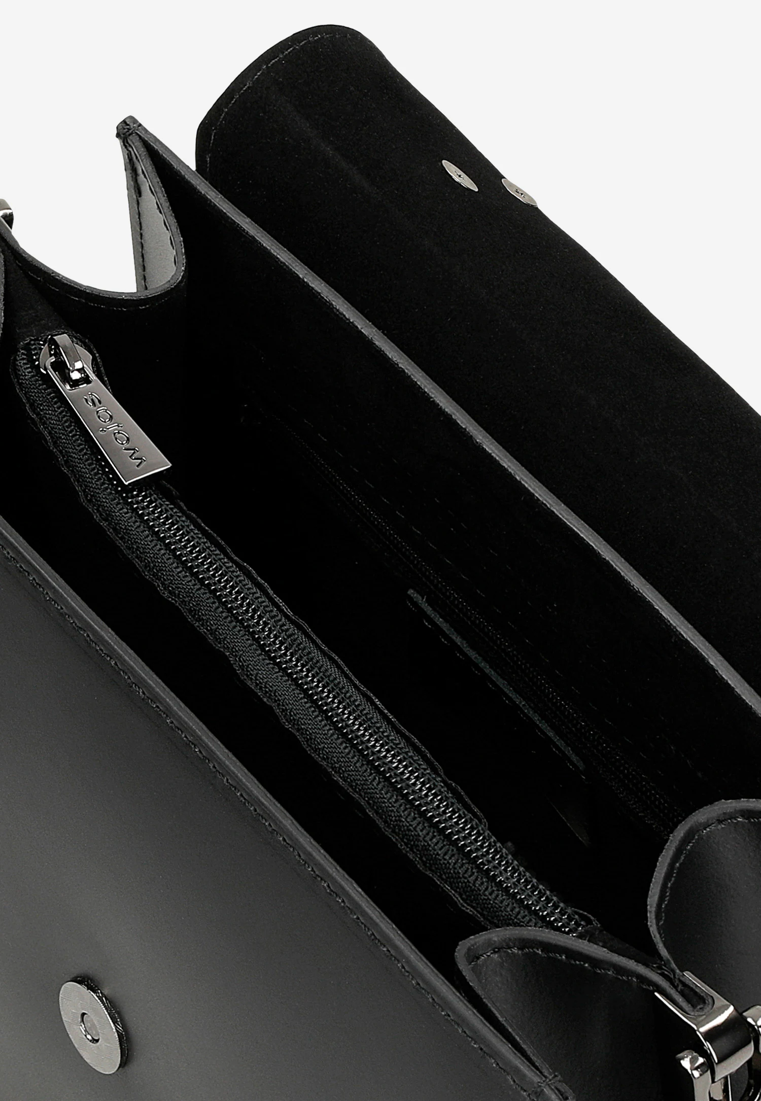 Czarna skórzana torebka damska typu kuferek