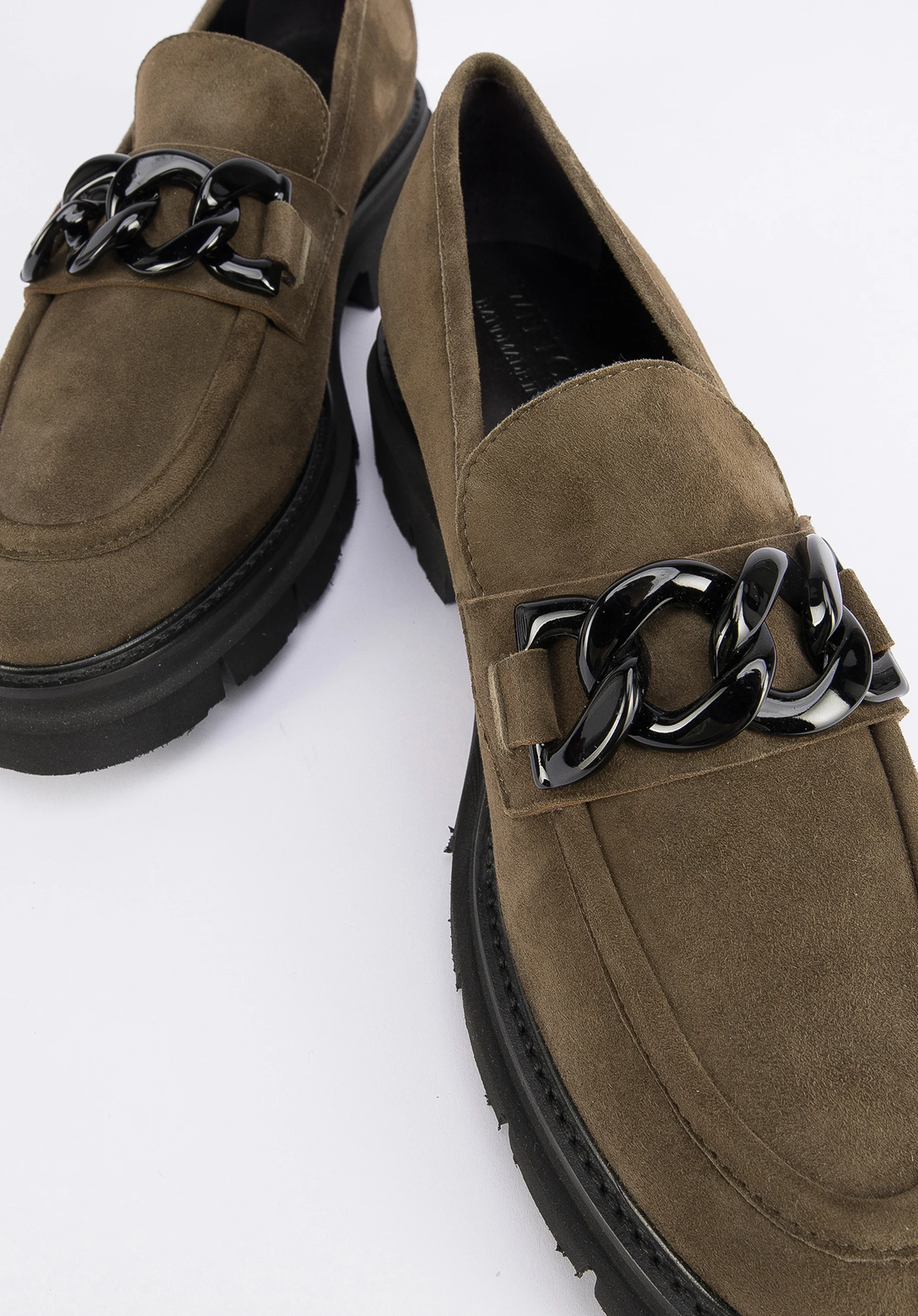 Damskie mokasyny zamszowe z łańcuchem